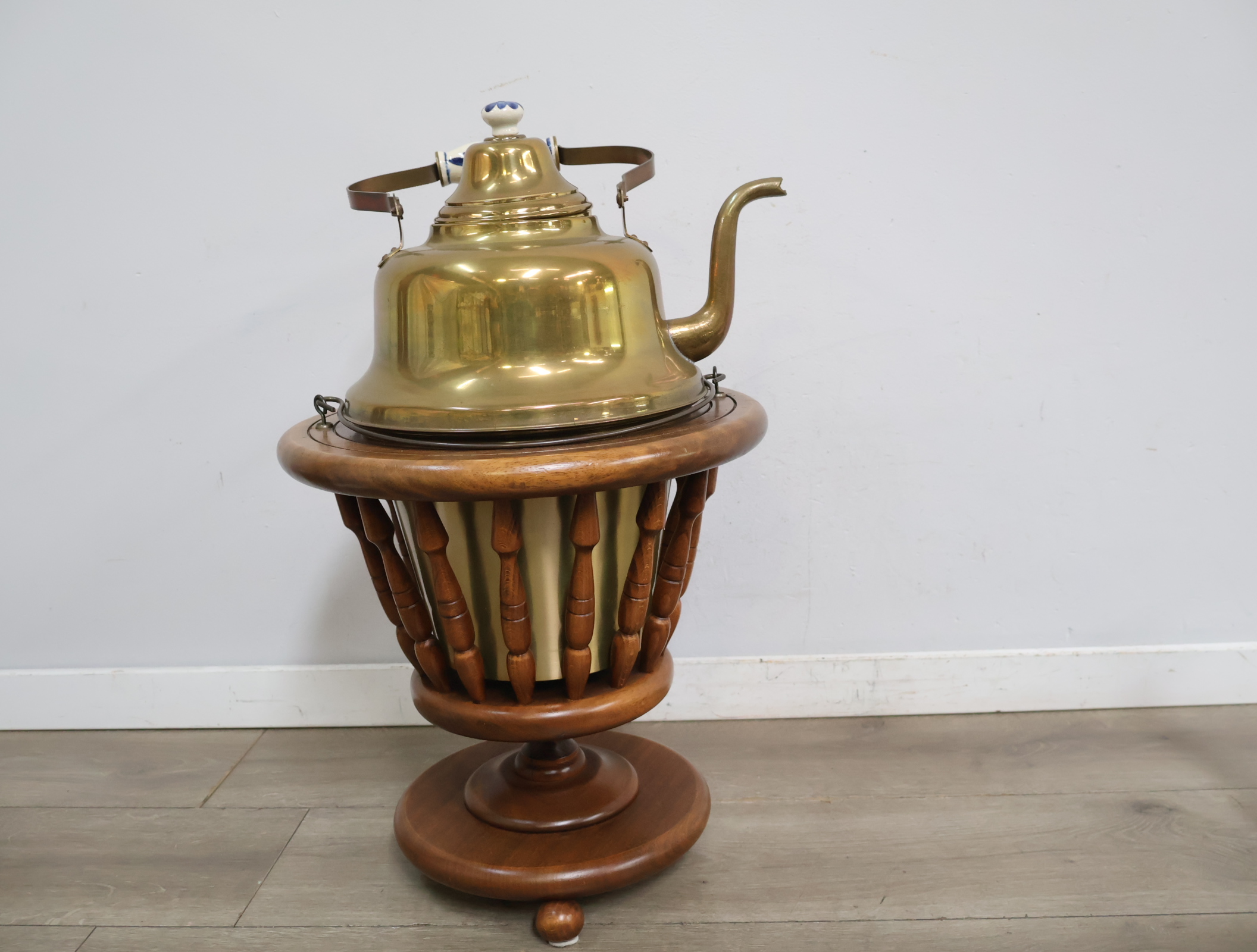 Koperen ketel met houten standaard – foto 4 – kavel bij GSD Auctions, Zoeterwoude