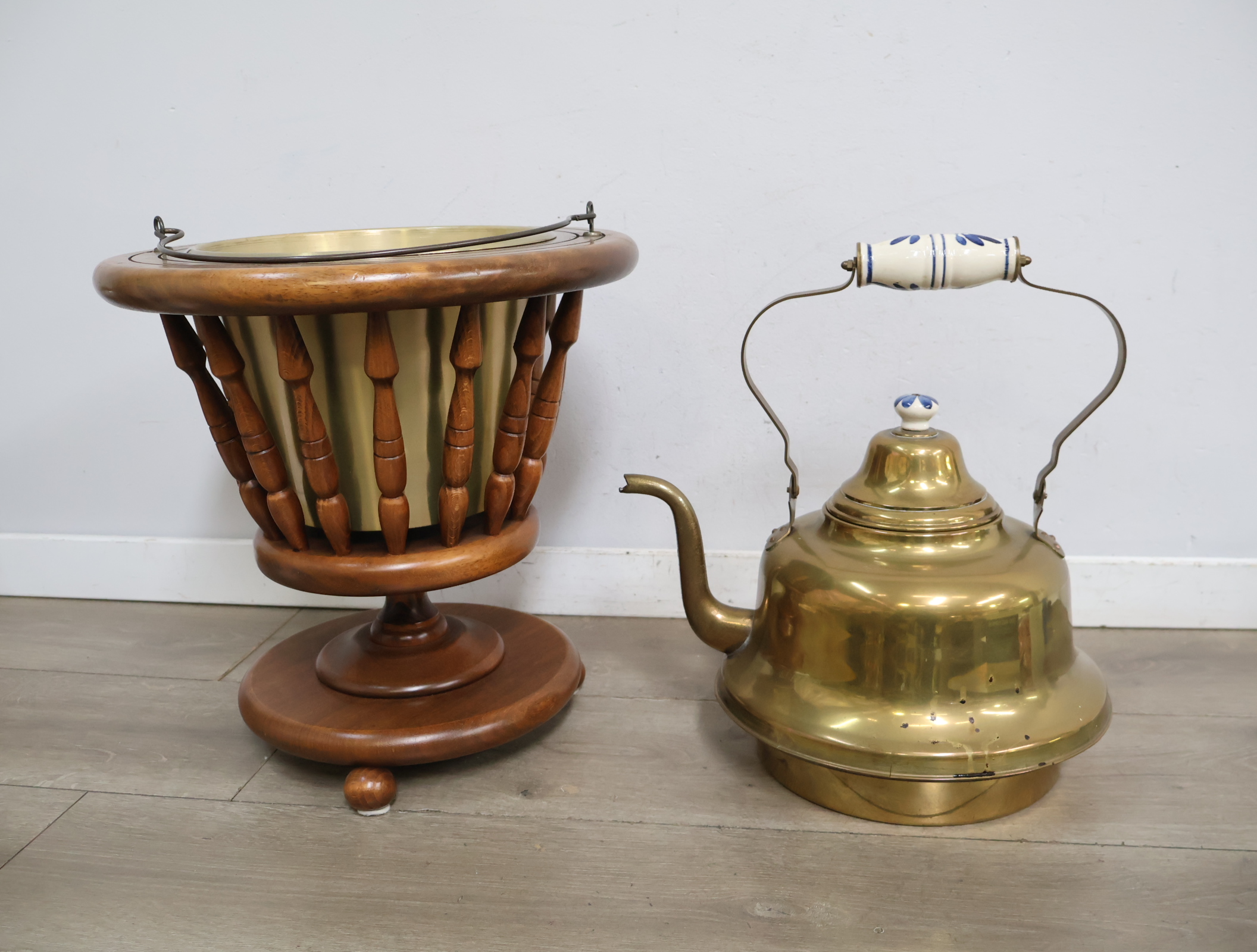 Koperen ketel met houten standaard – foto 5 – kavel bij GSD Auctions, Zoeterwoude