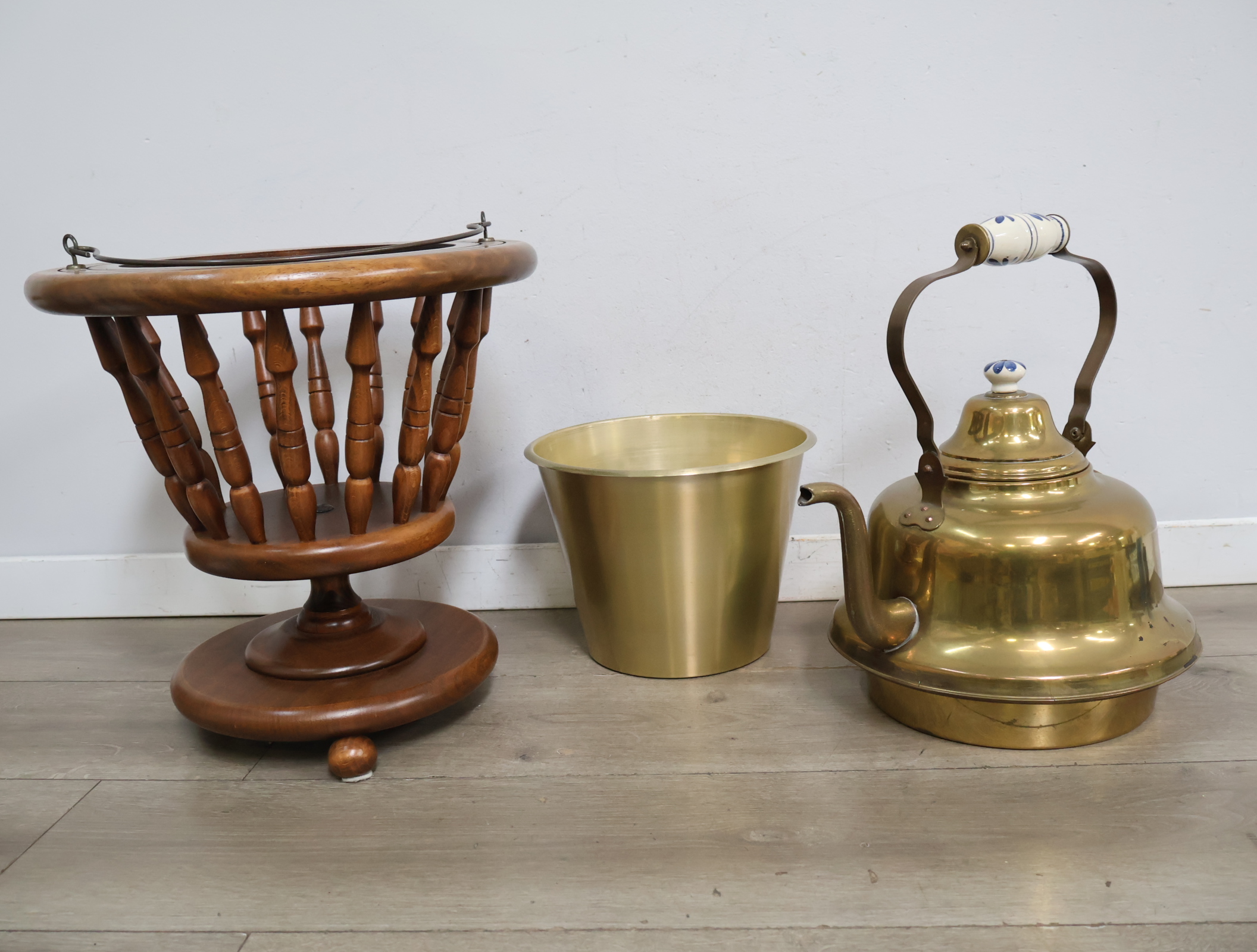Koperen ketel met houten standaard – foto 6 – kavel bij GSD Auctions, Zoeterwoude