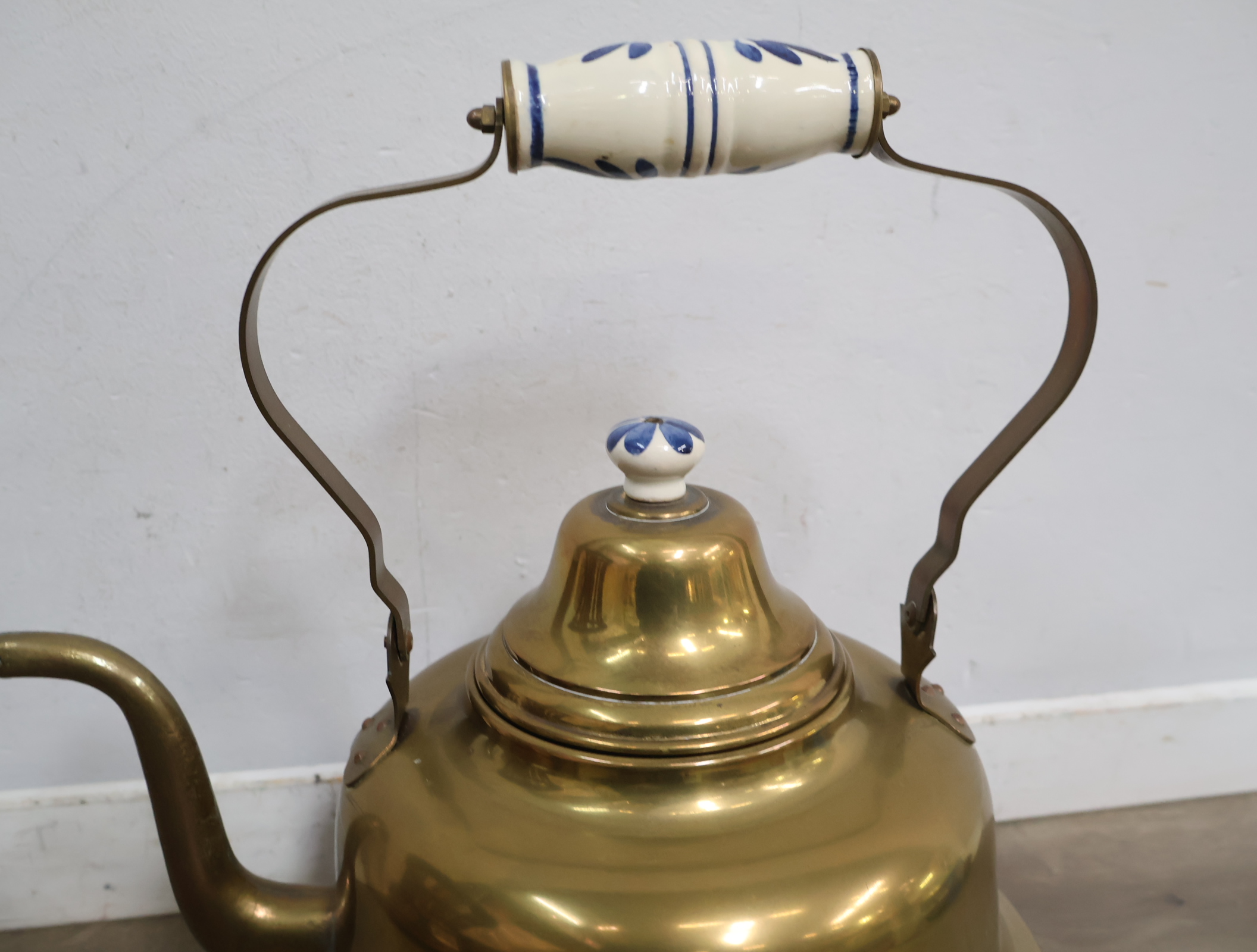 Koperen ketel met houten standaard – foto 7 – kavel bij GSD Auctions, Zoeterwoude