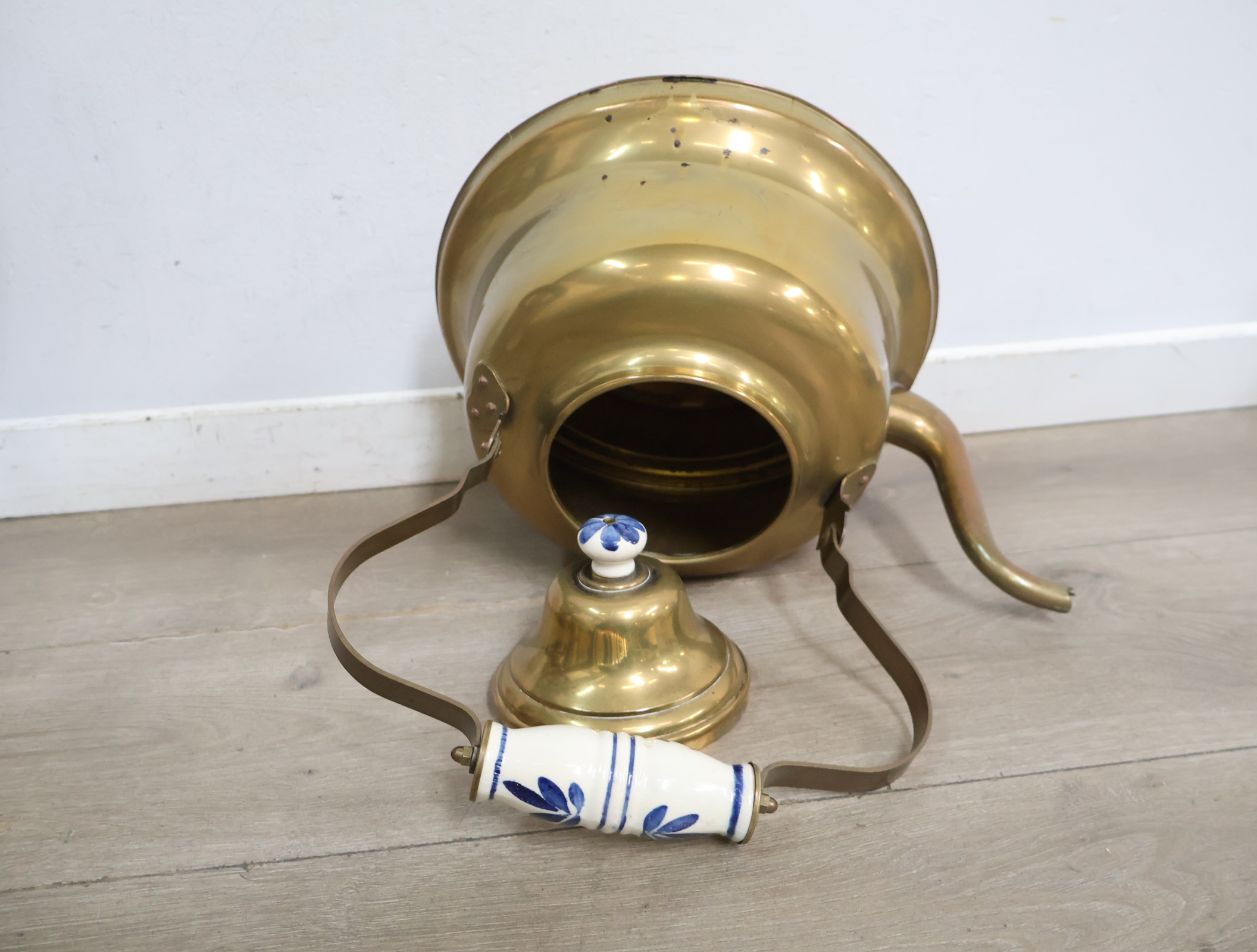 Koperen ketel met houten standaard – foto 8 – kavel bij GSD Auctions, Zoeterwoude