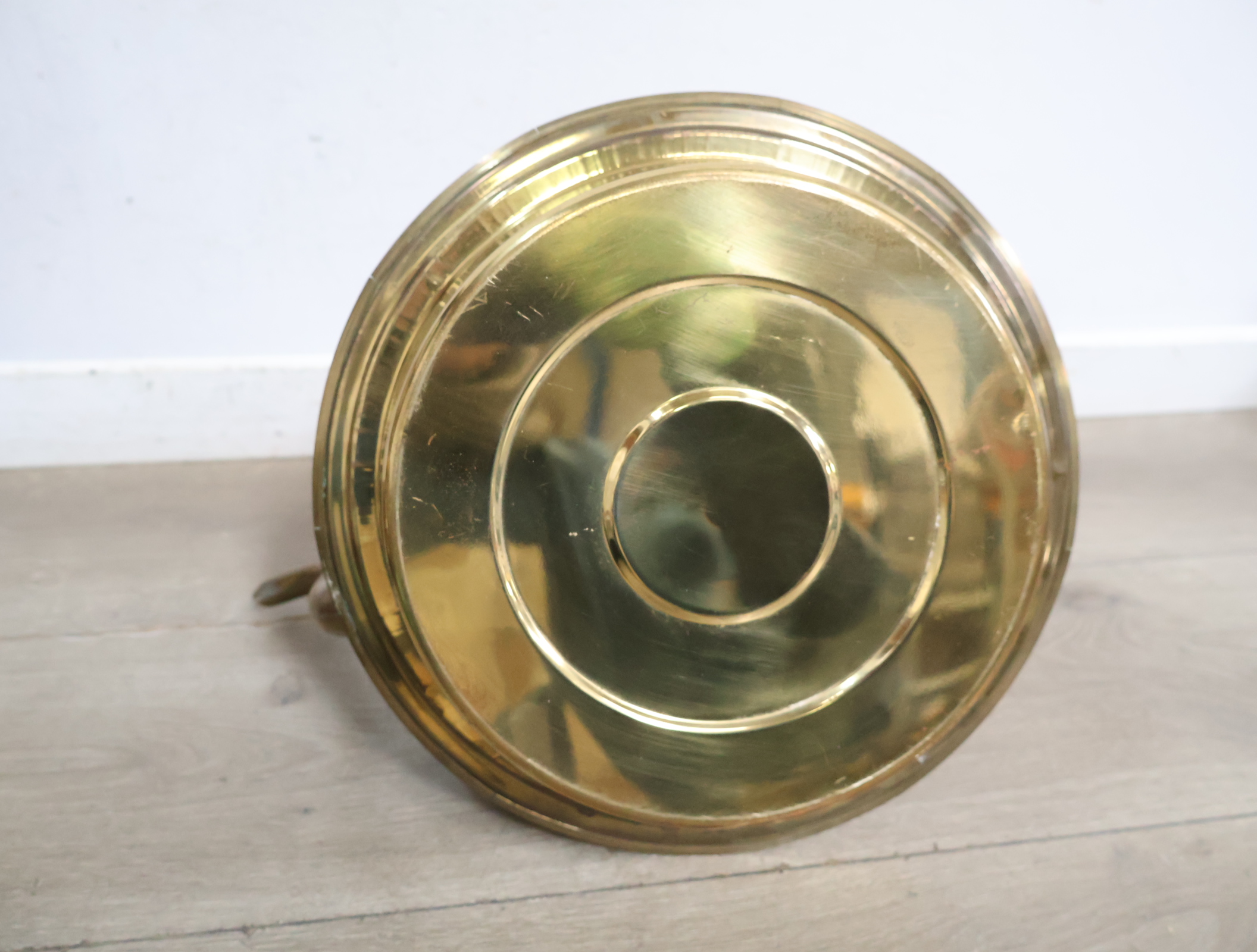 Koperen ketel met houten standaard – foto 9 – kavel bij GSD Auctions, Zoeterwoude