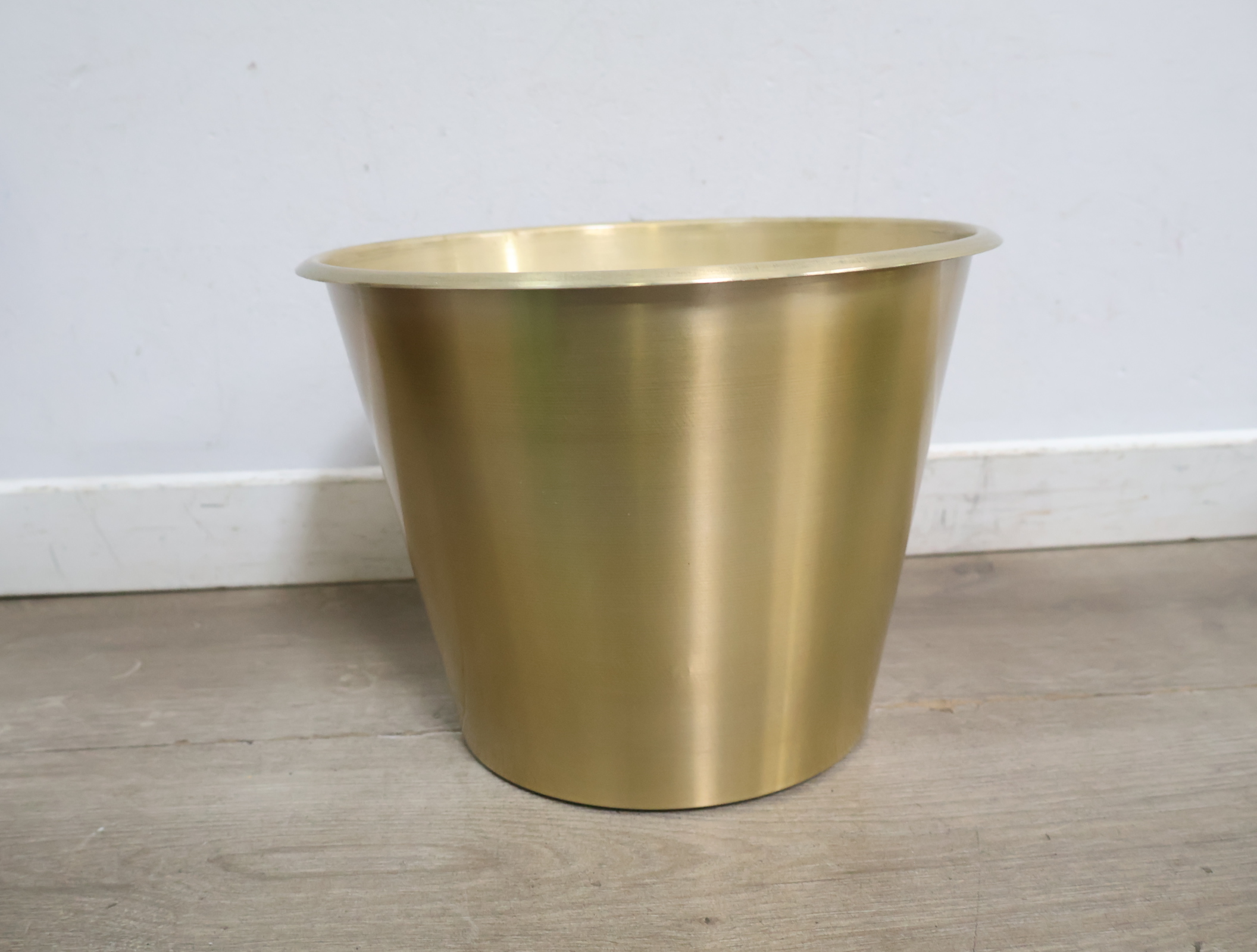 Koperen ketel met houten standaard – foto 10 – kavel bij GSD Auctions, Zoeterwoude