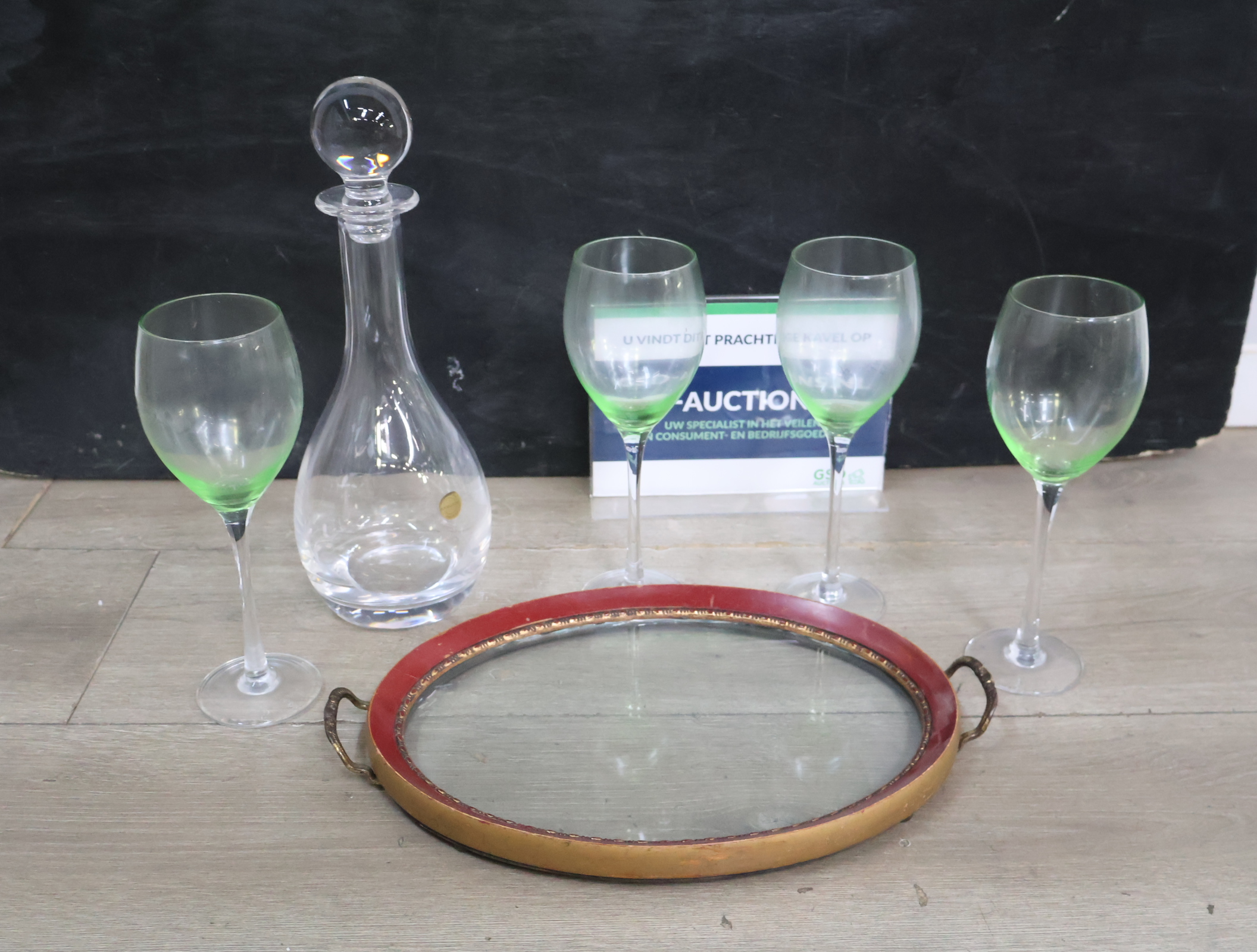 Set glazen wijnglazen met karaf en dienblad – foto 2 – kavel bij GSD Auctions, Zoeterwoude