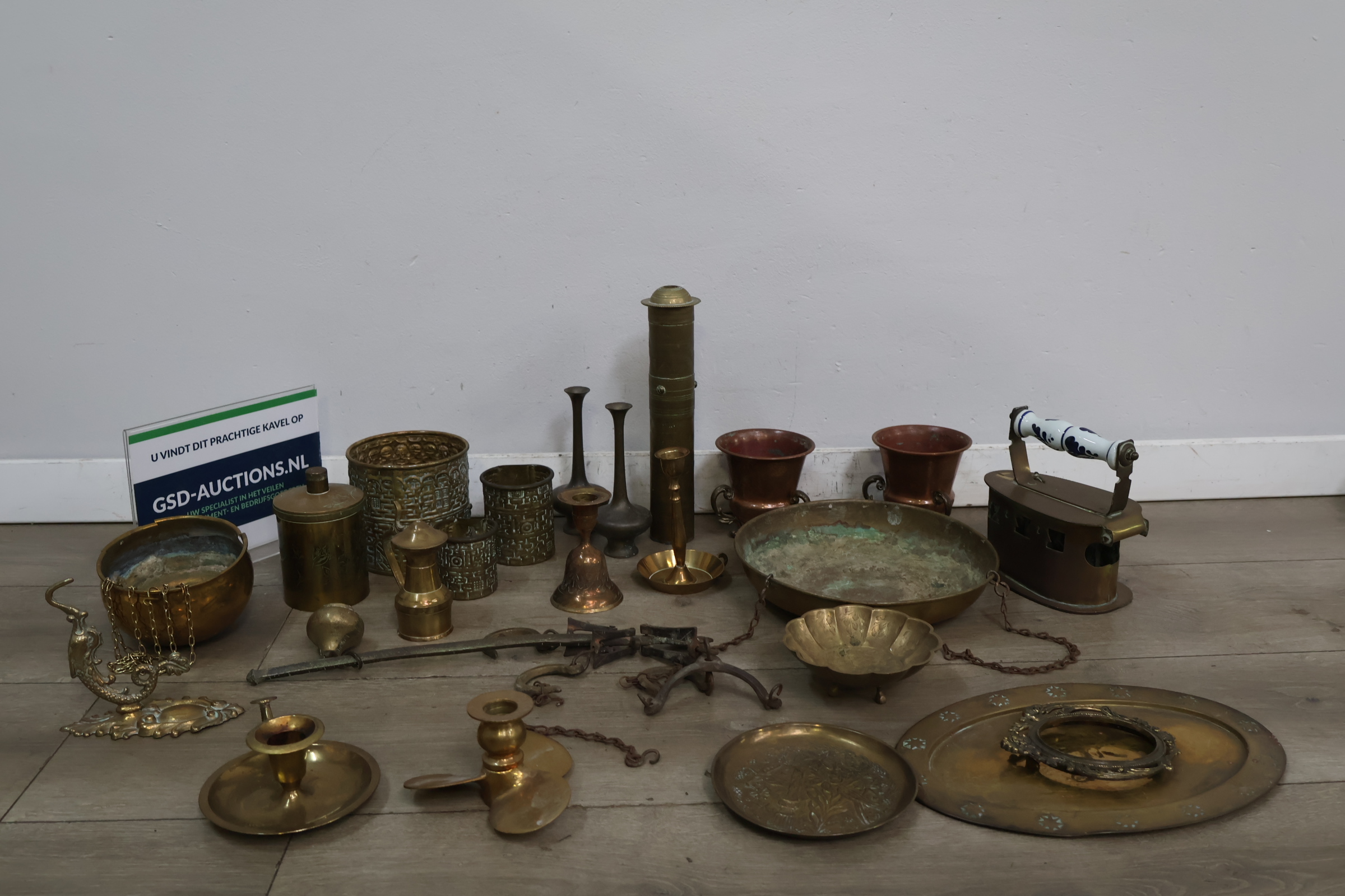 Collectie messing en koperen siervoorwerpen en kandelaars – kavel bij GSD Auctions, Zoeterwoude