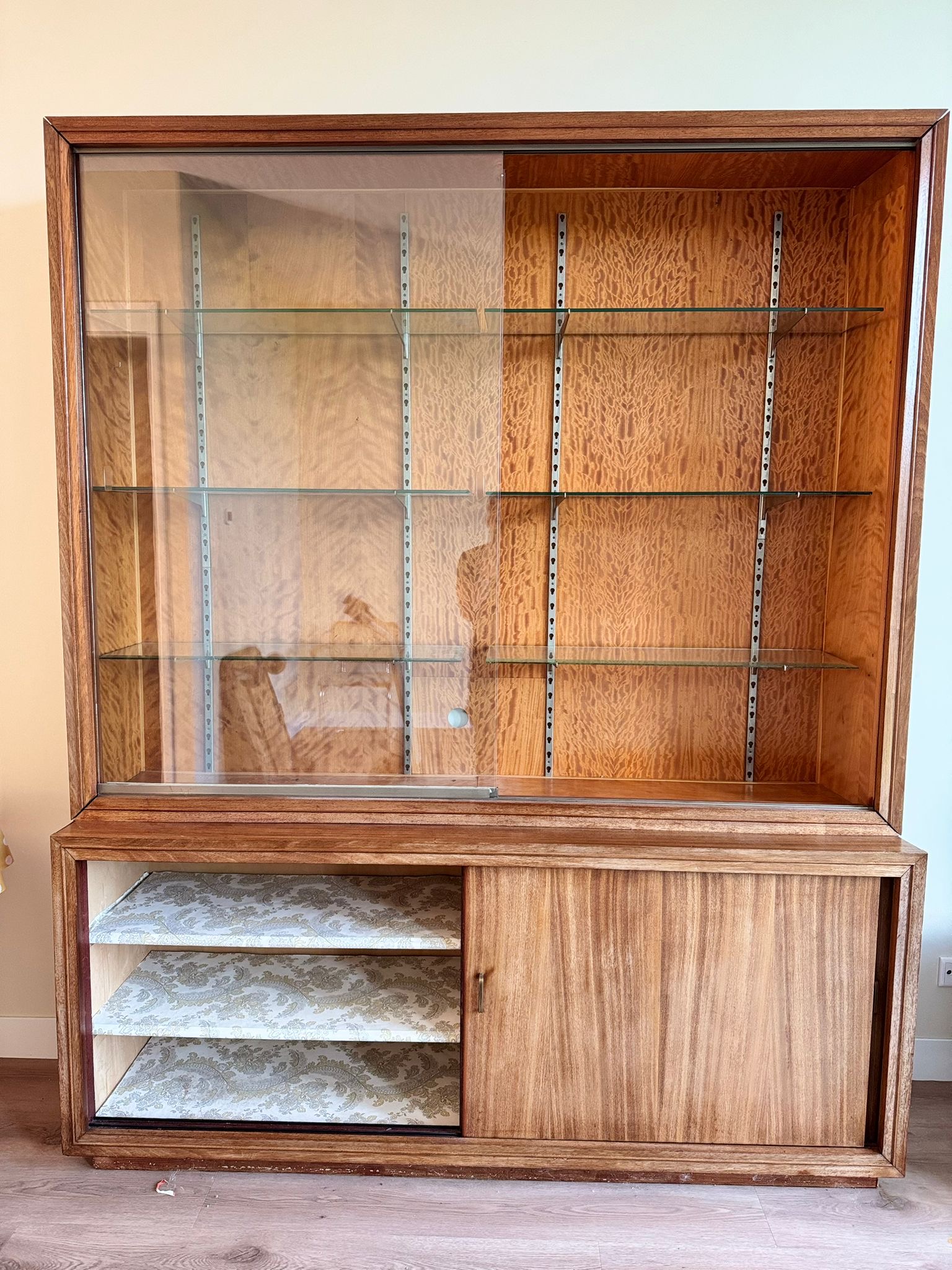 Grote Vintage Servieskast, Vitrinekast, Buffetkast – foto 4 – kavel bij GSD Auctions, Zoeterwoude