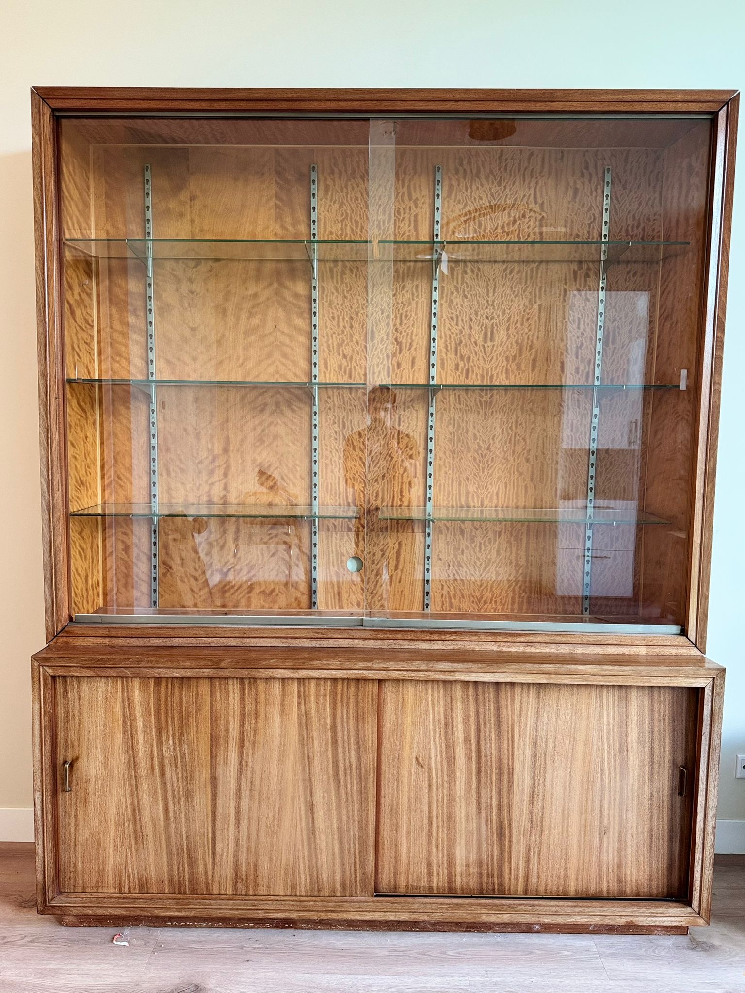Grote Vintage Servieskast, Vitrinekast, Buffetkast – foto 2 – kavel bij GSD Auctions, Zoeterwoude