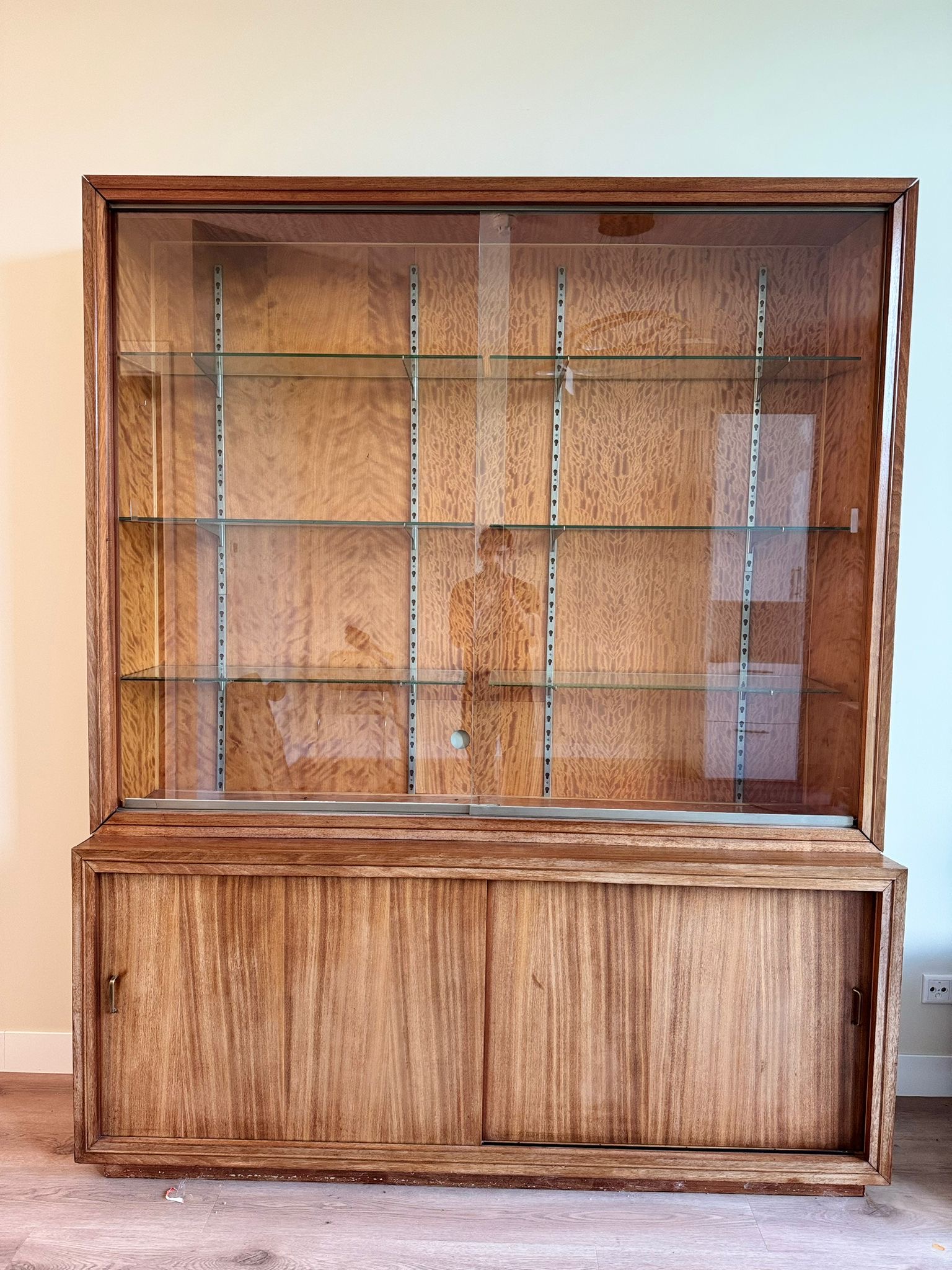 Grote Vintage Servieskast, Vitrinekast, Buffetkast – foto 3 – kavel bij GSD Auctions, Zoeterwoude