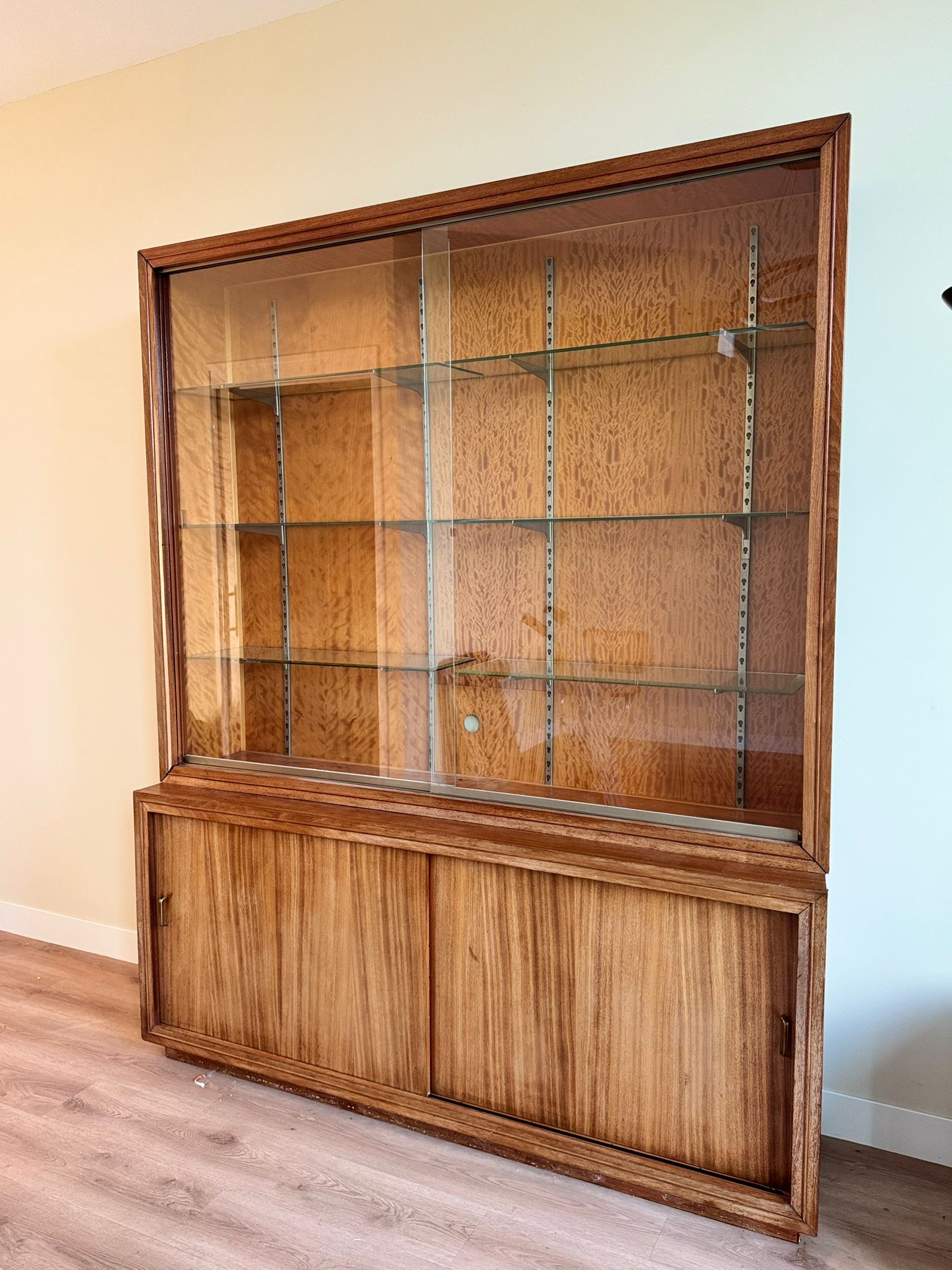 Grote Vintage Servieskast, Vitrinekast, Buffetkast – kavel bij GSD Auctions, Zoeterwoude