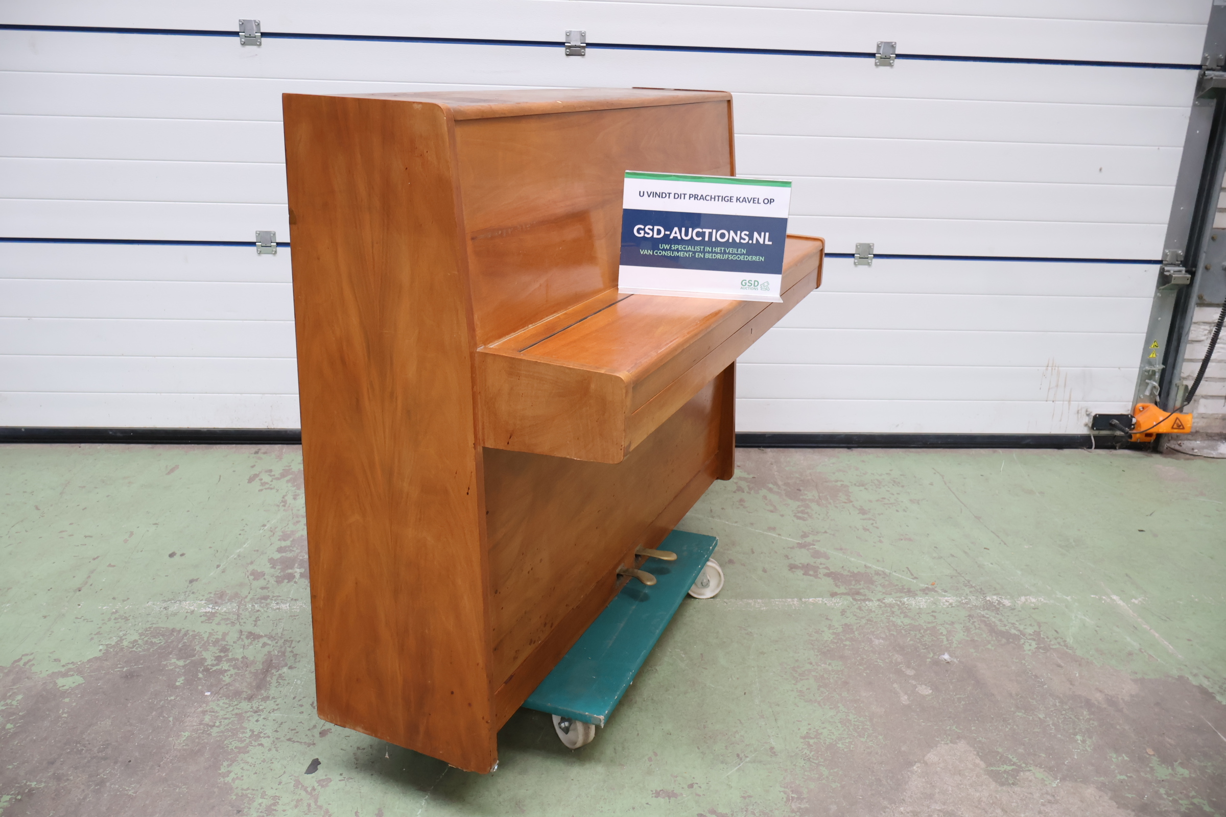 Houten rechtop piano – kavel bij GSD Auctions, Zoeterwoude