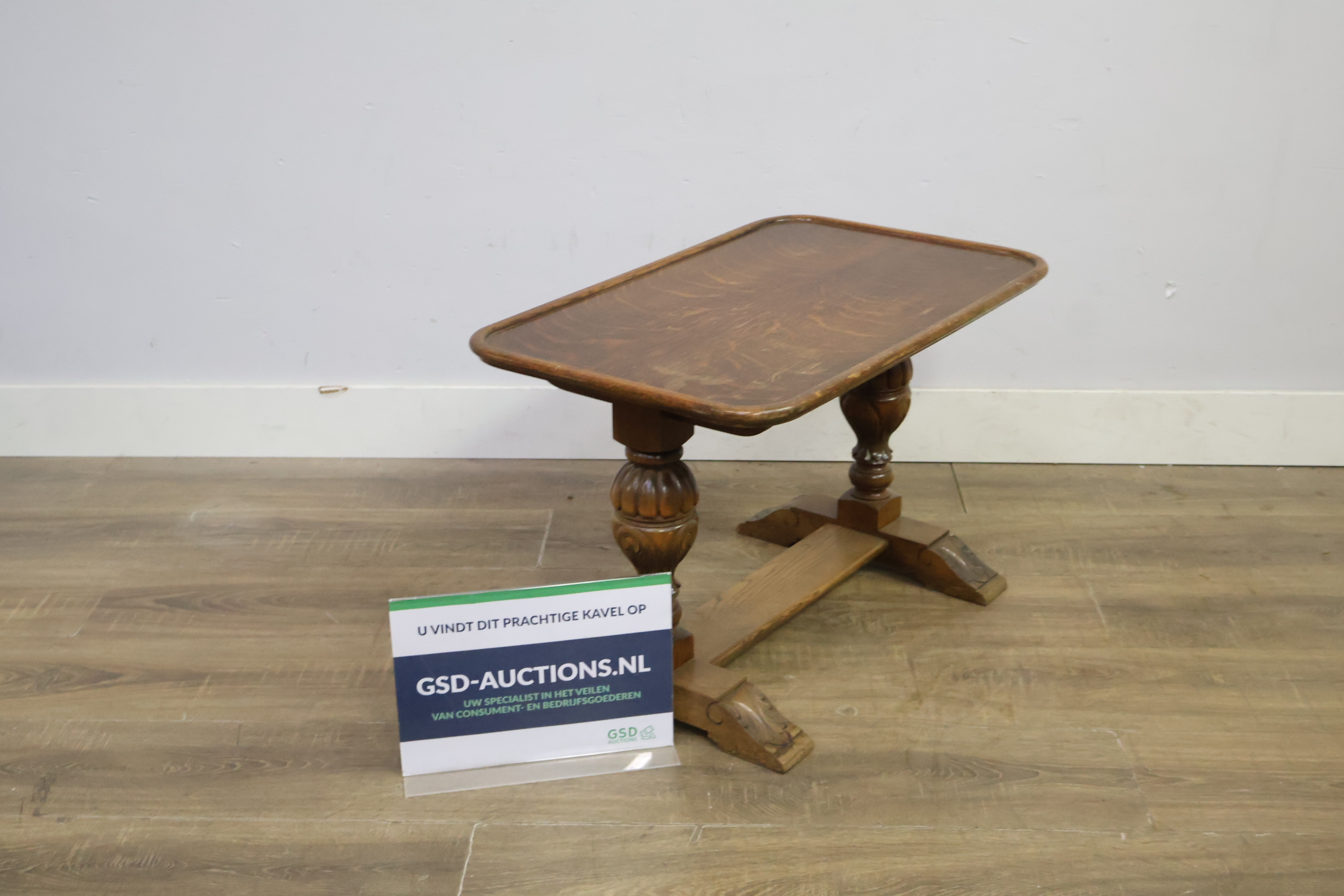 Klein houten tafel met gesculpteerde poten – kavel bij GSD Auctions, Zoeterwoude