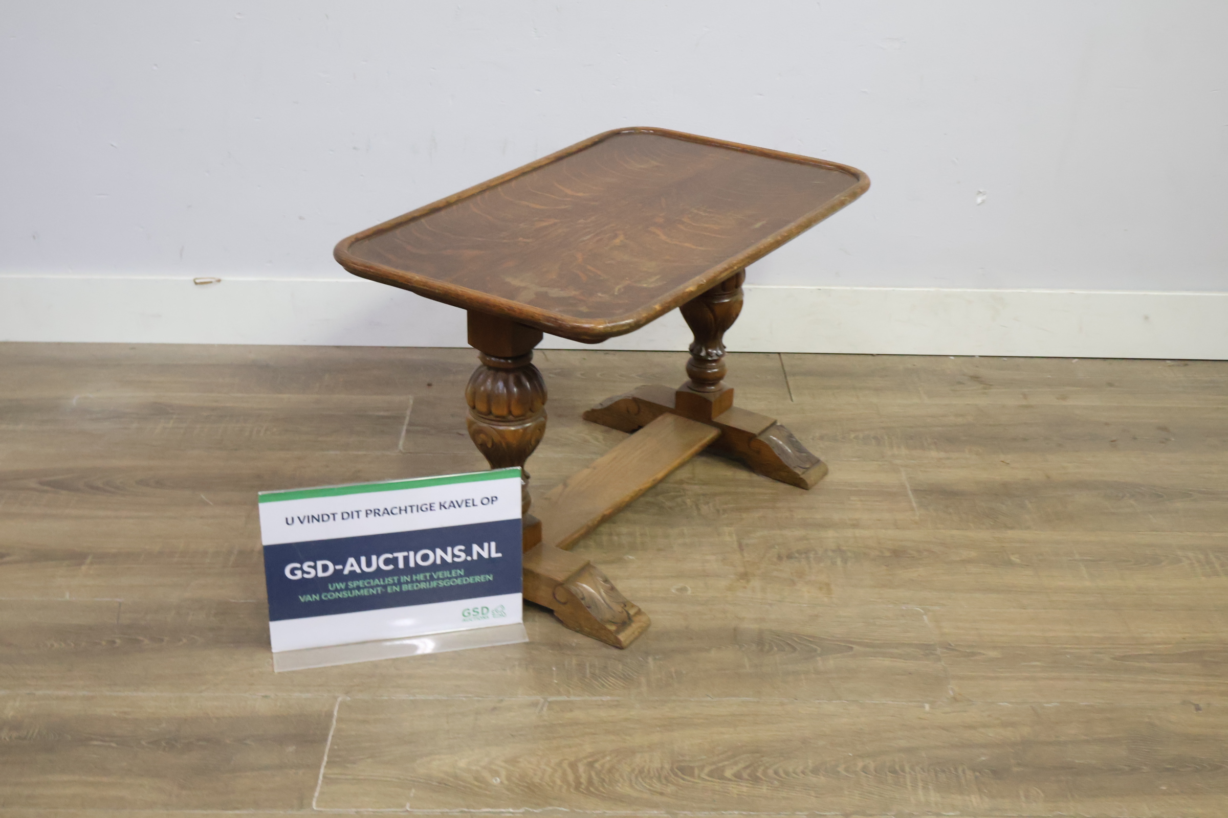 Klein houten tafel met gesculpteerde poten – foto 2 – kavel bij GSD Auctions, Zoeterwoude