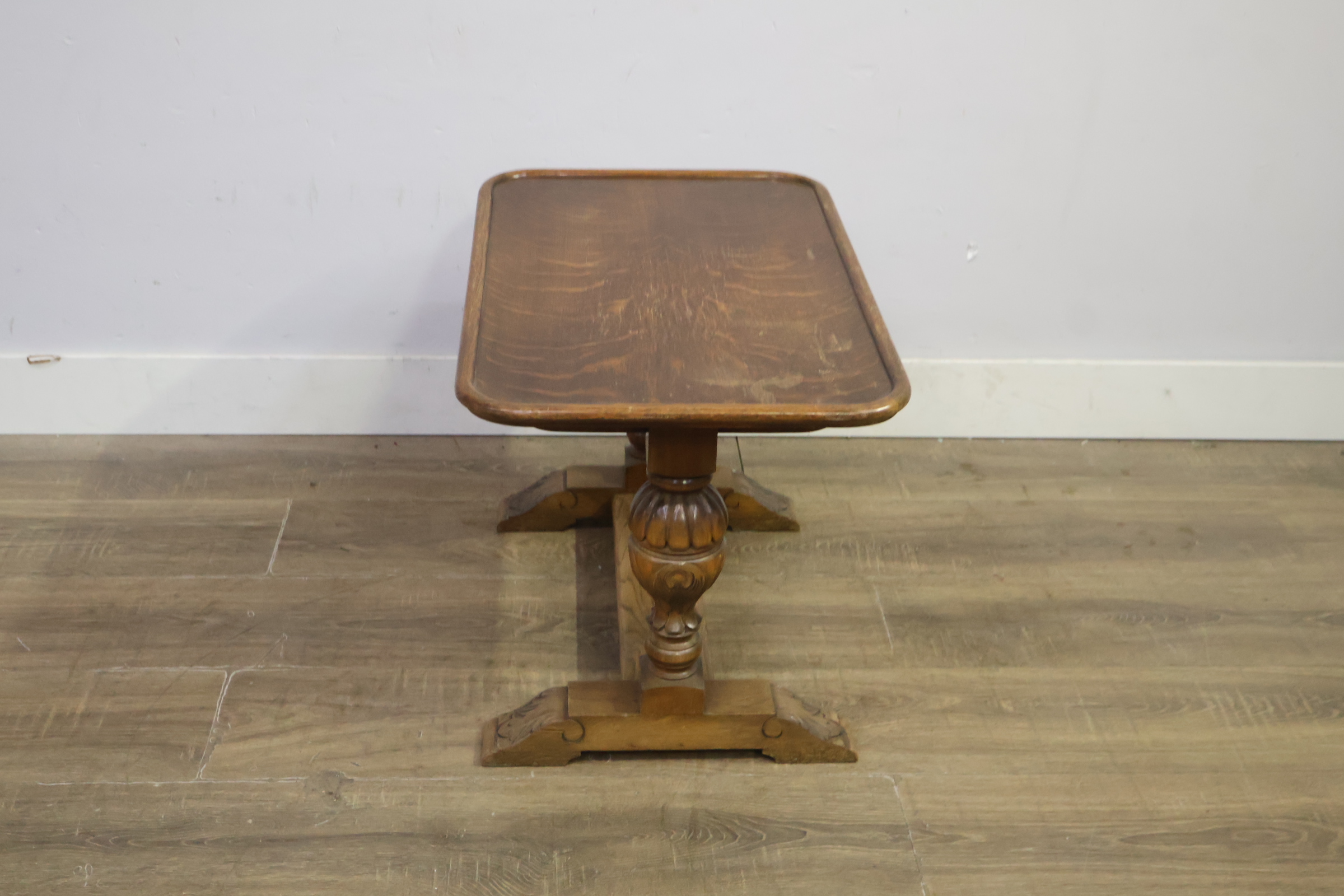 Klein houten tafel met gesculpteerde poten – foto 3 – kavel bij GSD Auctions, Zoeterwoude