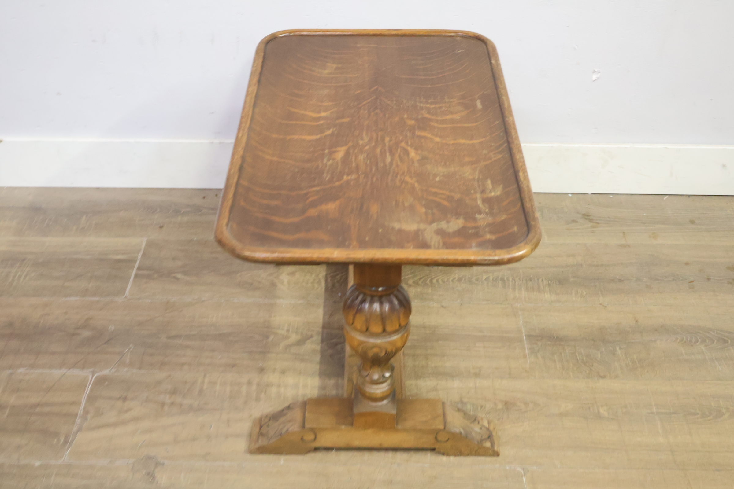 Klein houten tafel met gesculpteerde poten – foto 4 – kavel bij GSD Auctions, Zoeterwoude
