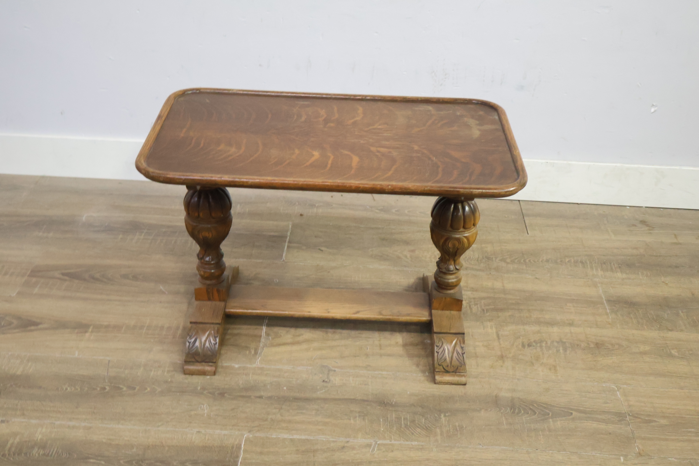 Klein houten tafel met gesculpteerde poten – foto 5 – kavel bij GSD Auctions, Zoeterwoude