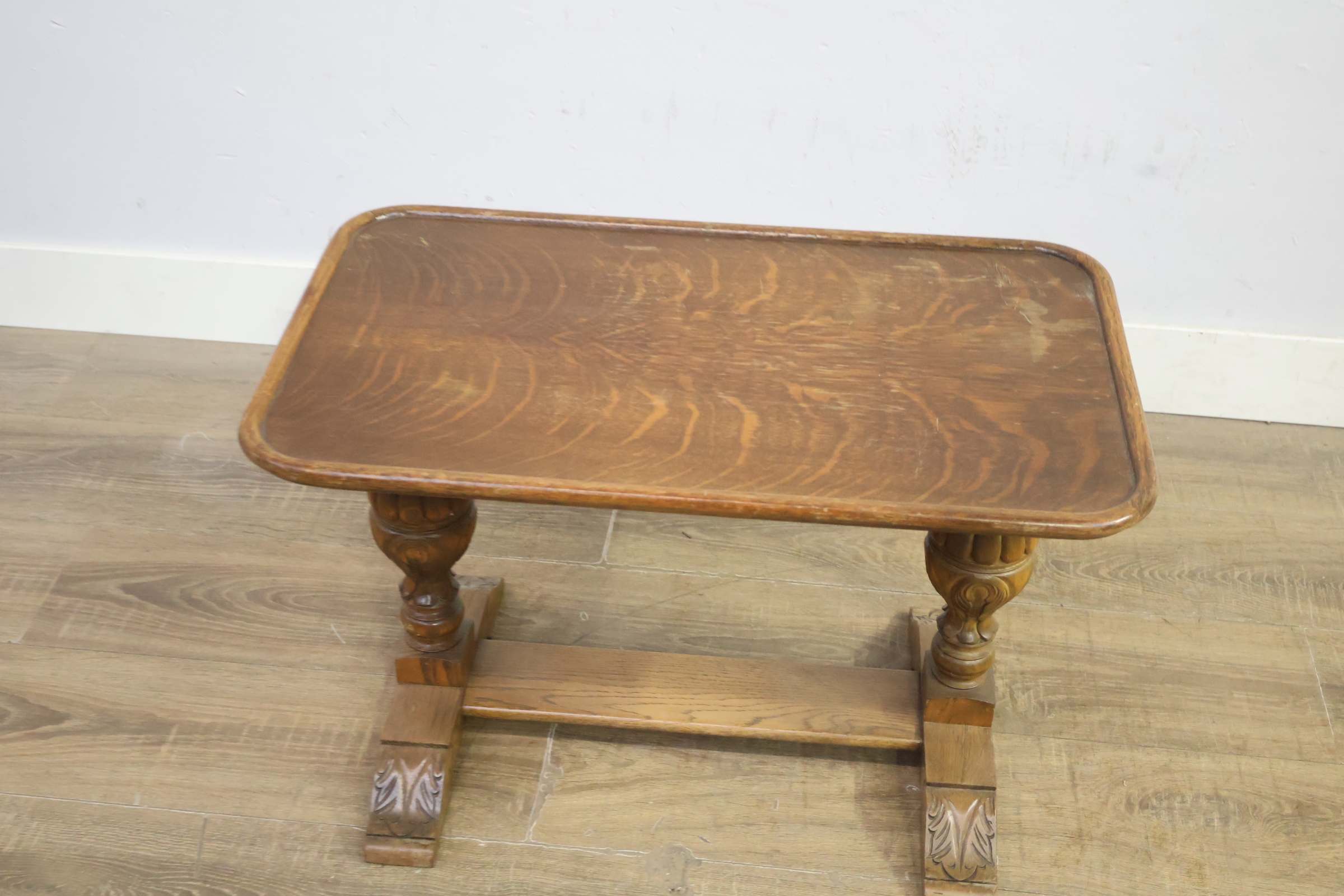 Klein houten tafel met gesculpteerde poten – foto 6 – kavel bij GSD Auctions, Zoeterwoude