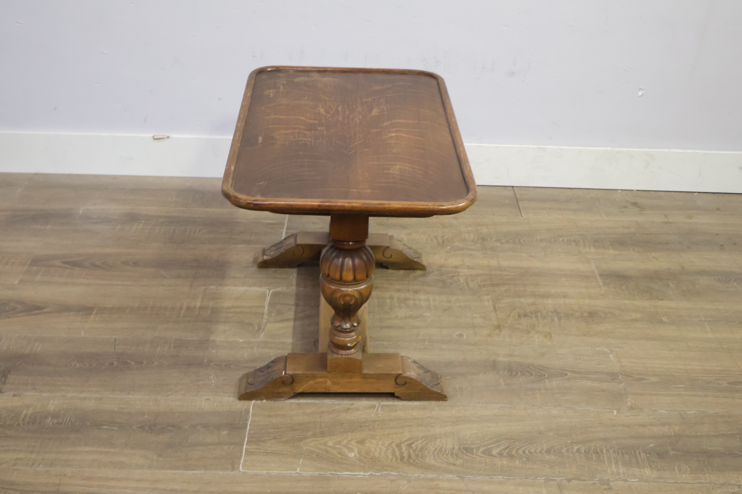 Klein houten tafel met gesculpteerde poten – foto 7 – kavel bij GSD Auctions, Zoeterwoude