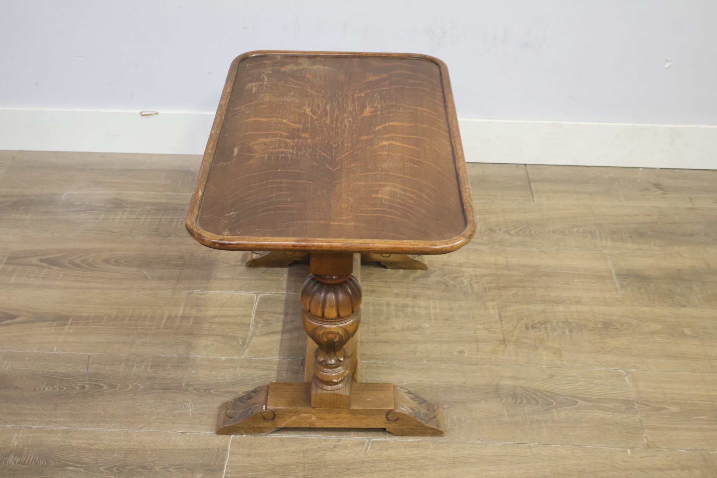 Klein houten tafel met gesculpteerde poten – foto 8 – kavel bij GSD Auctions, Zoeterwoude