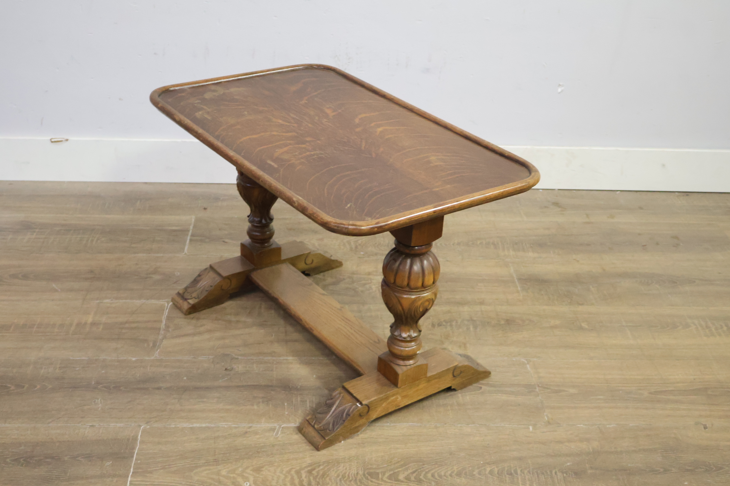 Klein houten tafel met gesculpteerde poten – foto 9 – kavel bij GSD Auctions, Zoeterwoude