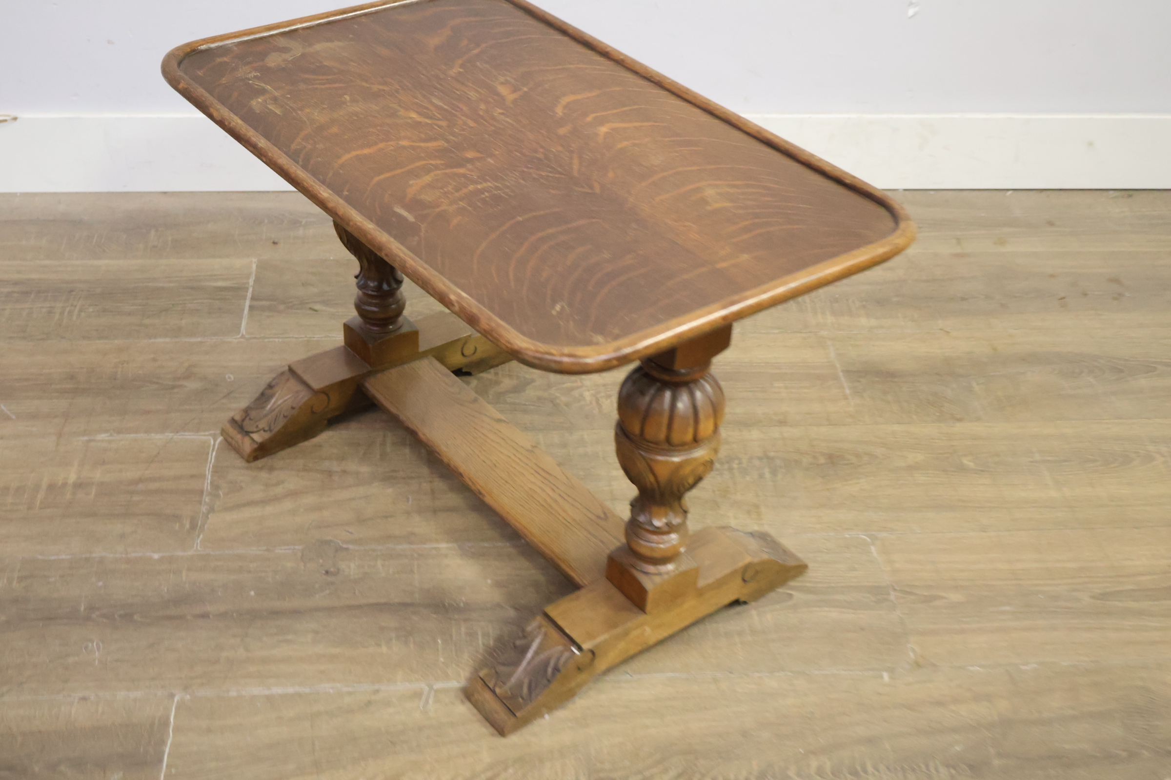 Klein houten tafel met gesculpteerde poten – foto 10 – kavel bij GSD Auctions, Zoeterwoude