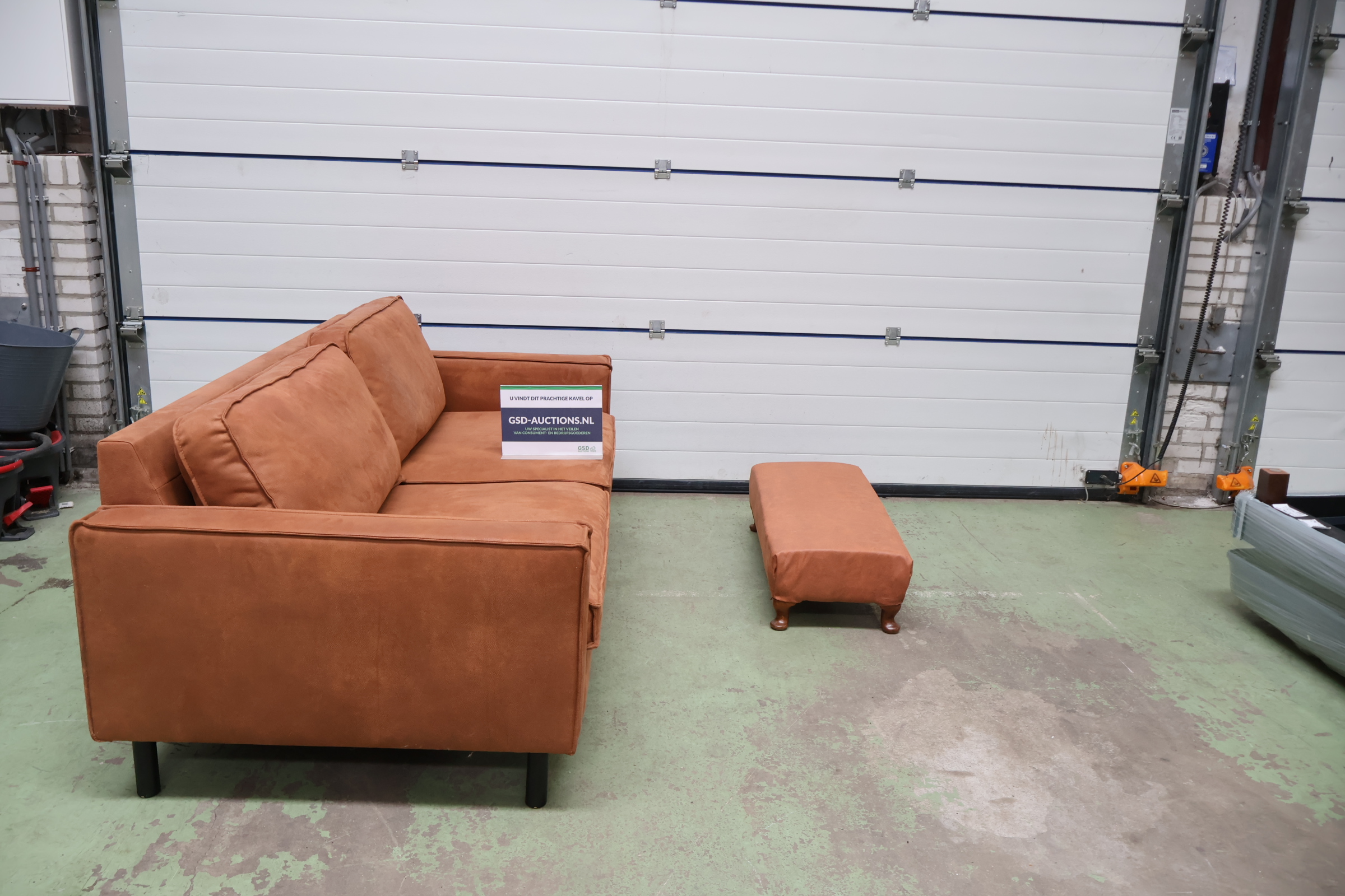 Bruine stoffen bank met hocker – kavel bij GSD Auctions, Zoeterwoude