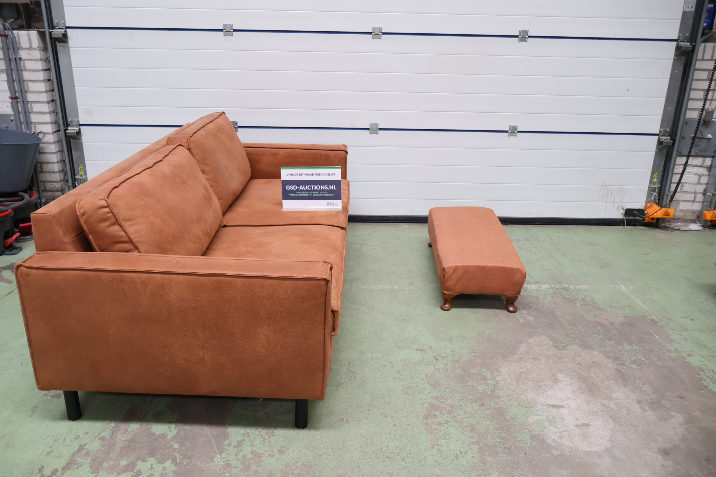Bruine stoffen bank met hocker – foto 2 – kavel bij GSD Auctions, Zoeterwoude