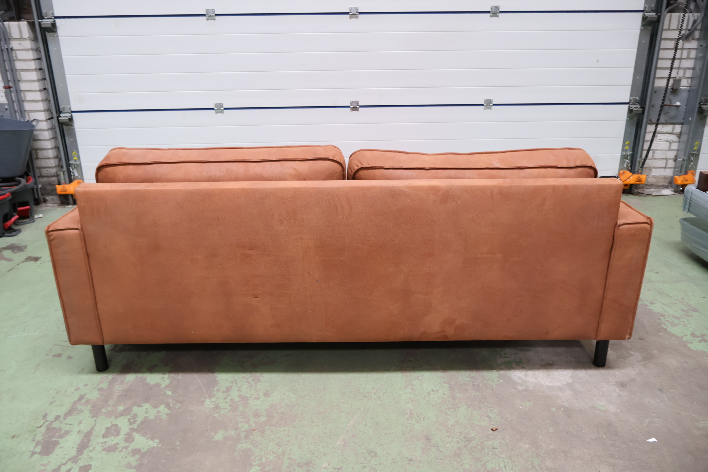 Bruine stoffen bank met hocker – foto 3 – kavel bij GSD Auctions, Zoeterwoude