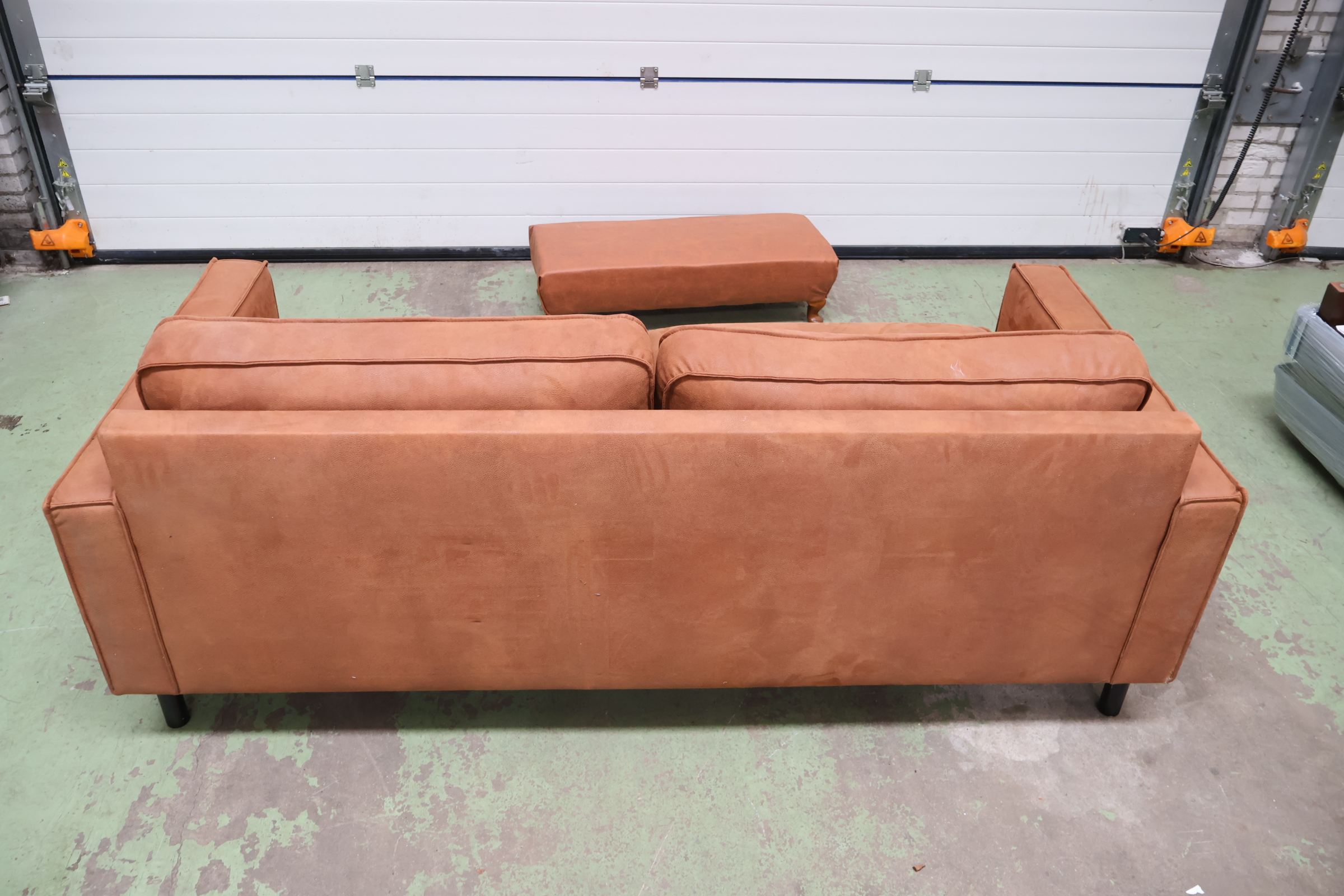 Bruine stoffen bank met hocker – foto 4 – kavel bij GSD Auctions, Zoeterwoude
