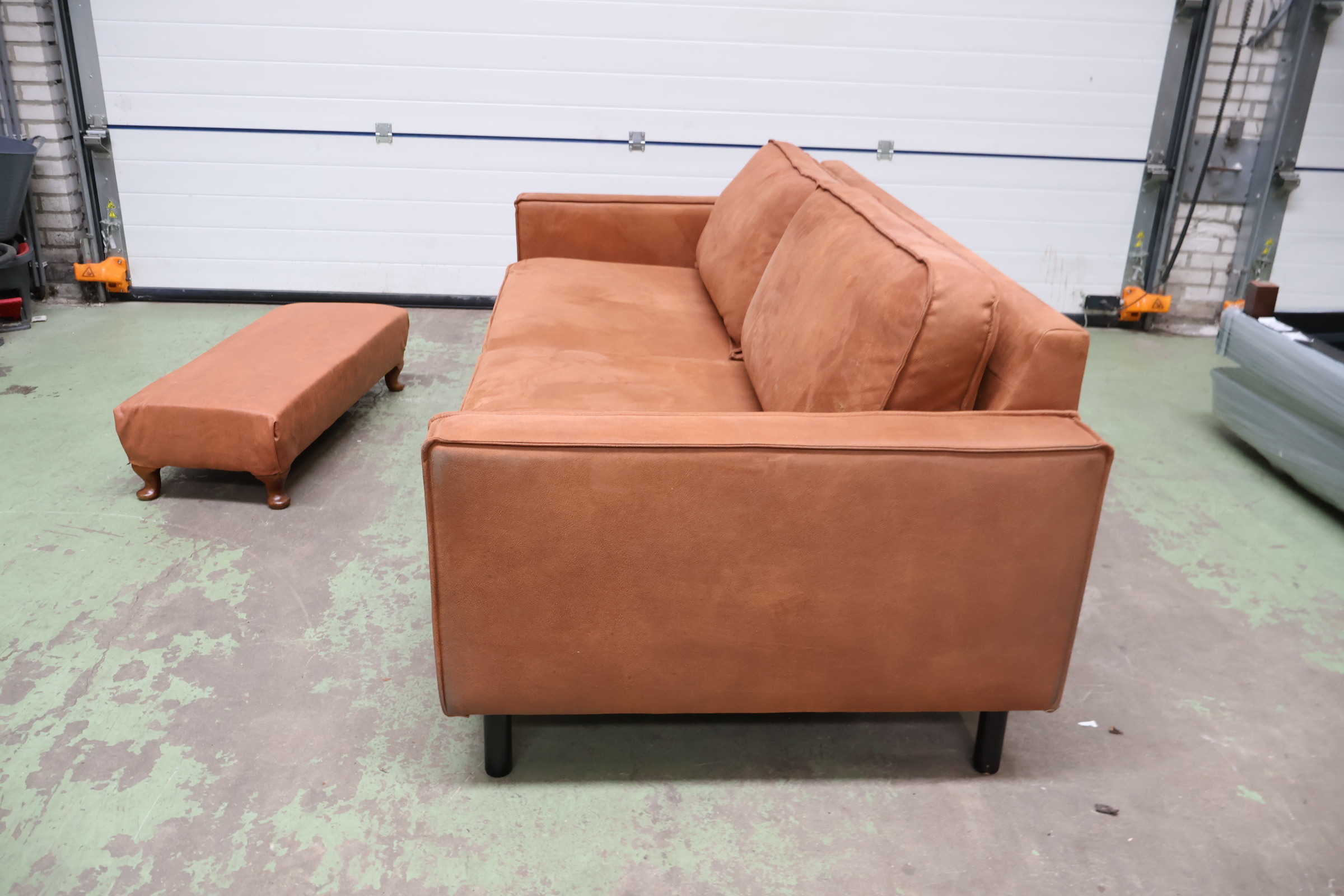 Bruine stoffen bank met hocker – foto 5 – kavel bij GSD Auctions, Zoeterwoude