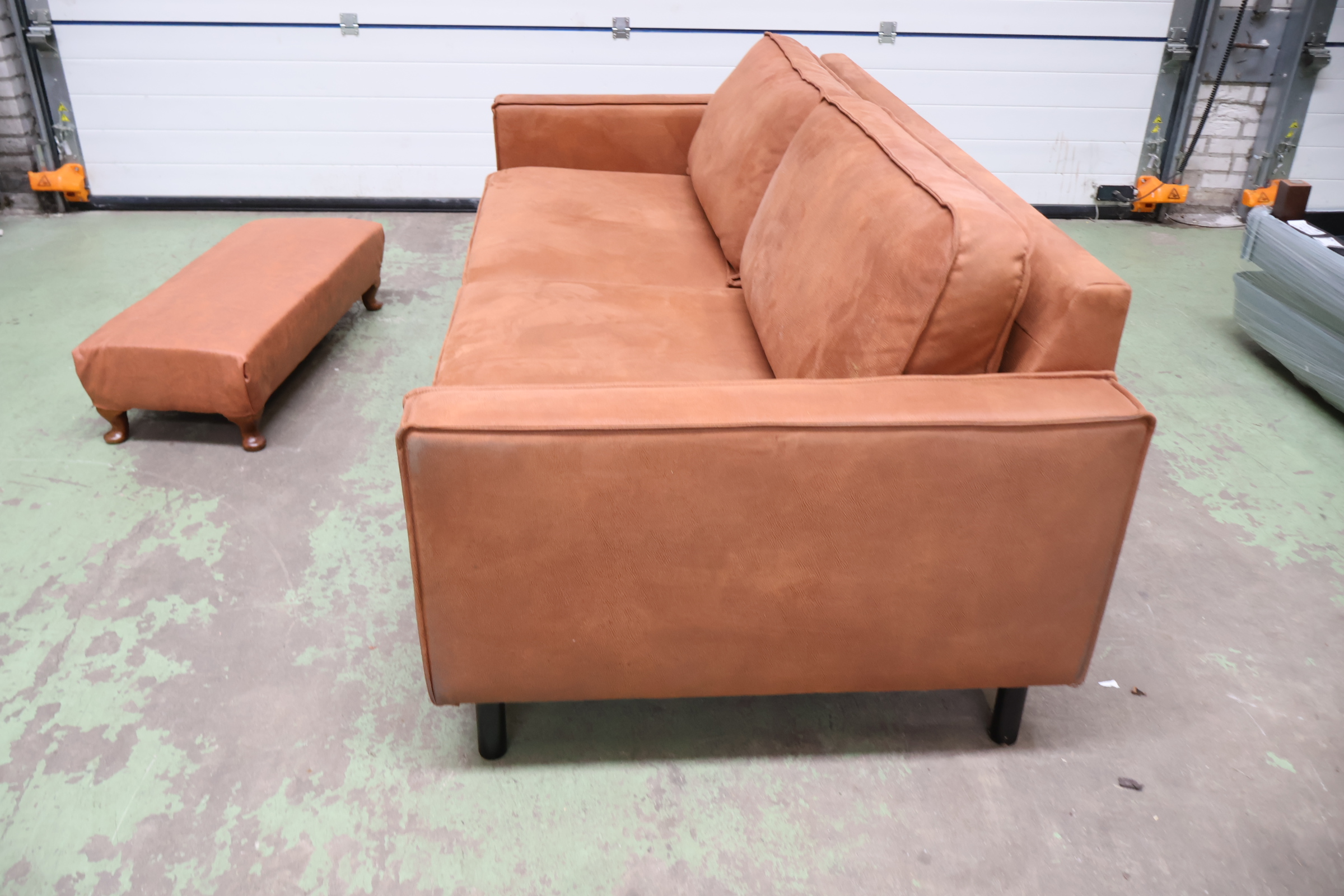 Bruine stoffen bank met hocker – foto 6 – kavel bij GSD Auctions, Zoeterwoude