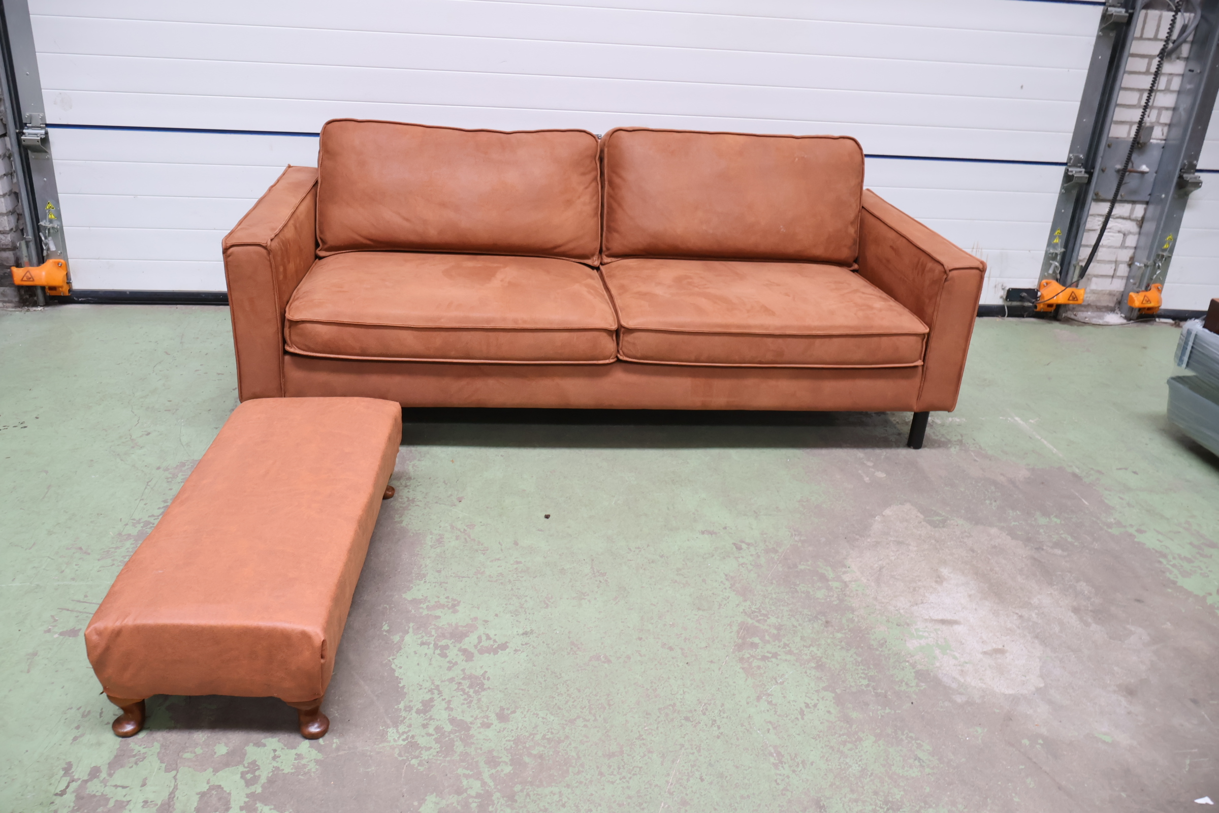 Bruine stoffen bank met hocker – foto 7 – kavel bij GSD Auctions, Zoeterwoude