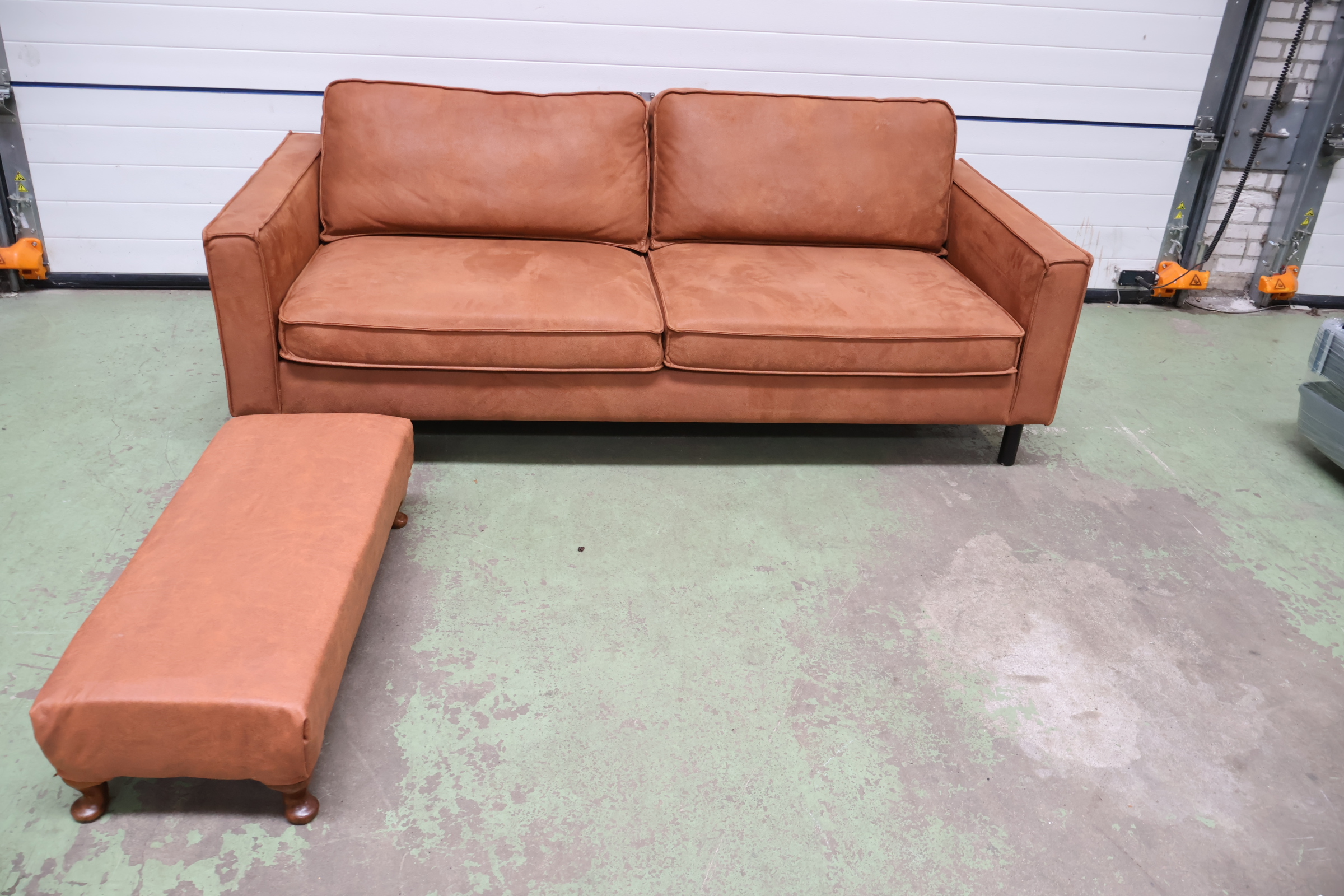 Bruine stoffen bank met hocker – foto 8 – kavel bij GSD Auctions, Zoeterwoude