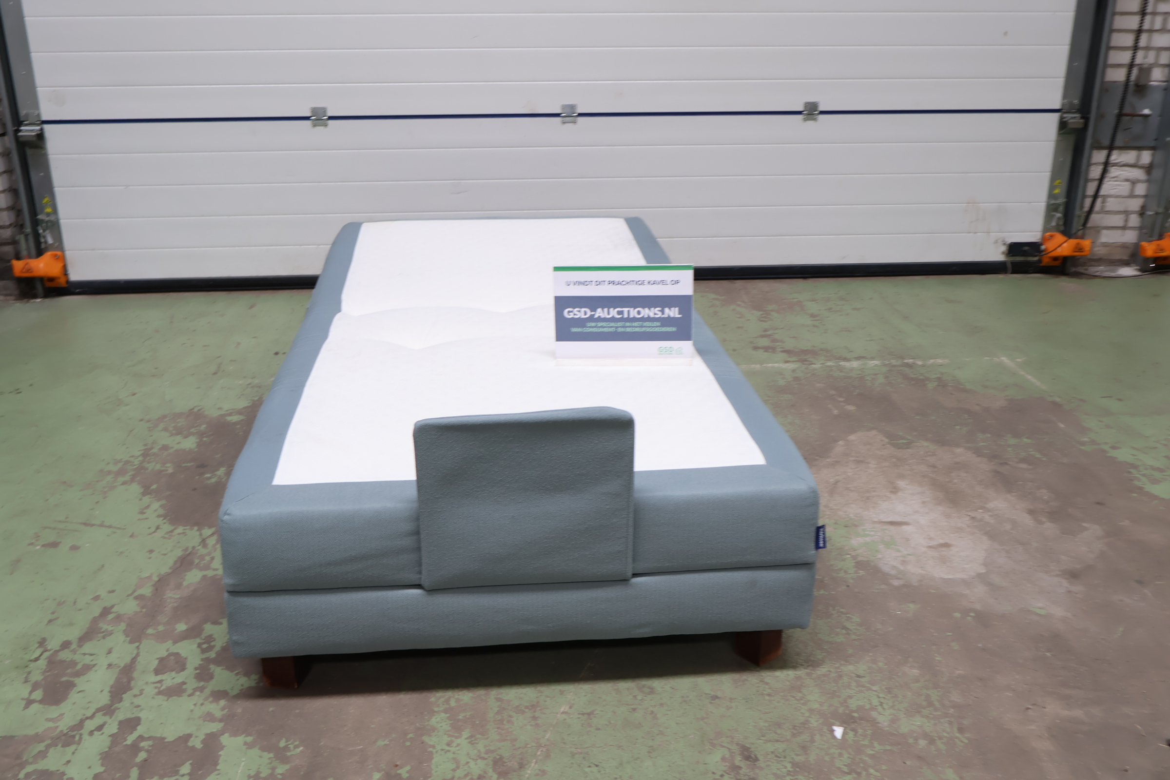 Eenpersoons boxspring bed met lichtblauwe bekleding – kavel bij GSD Auctions, Zoeterwoude