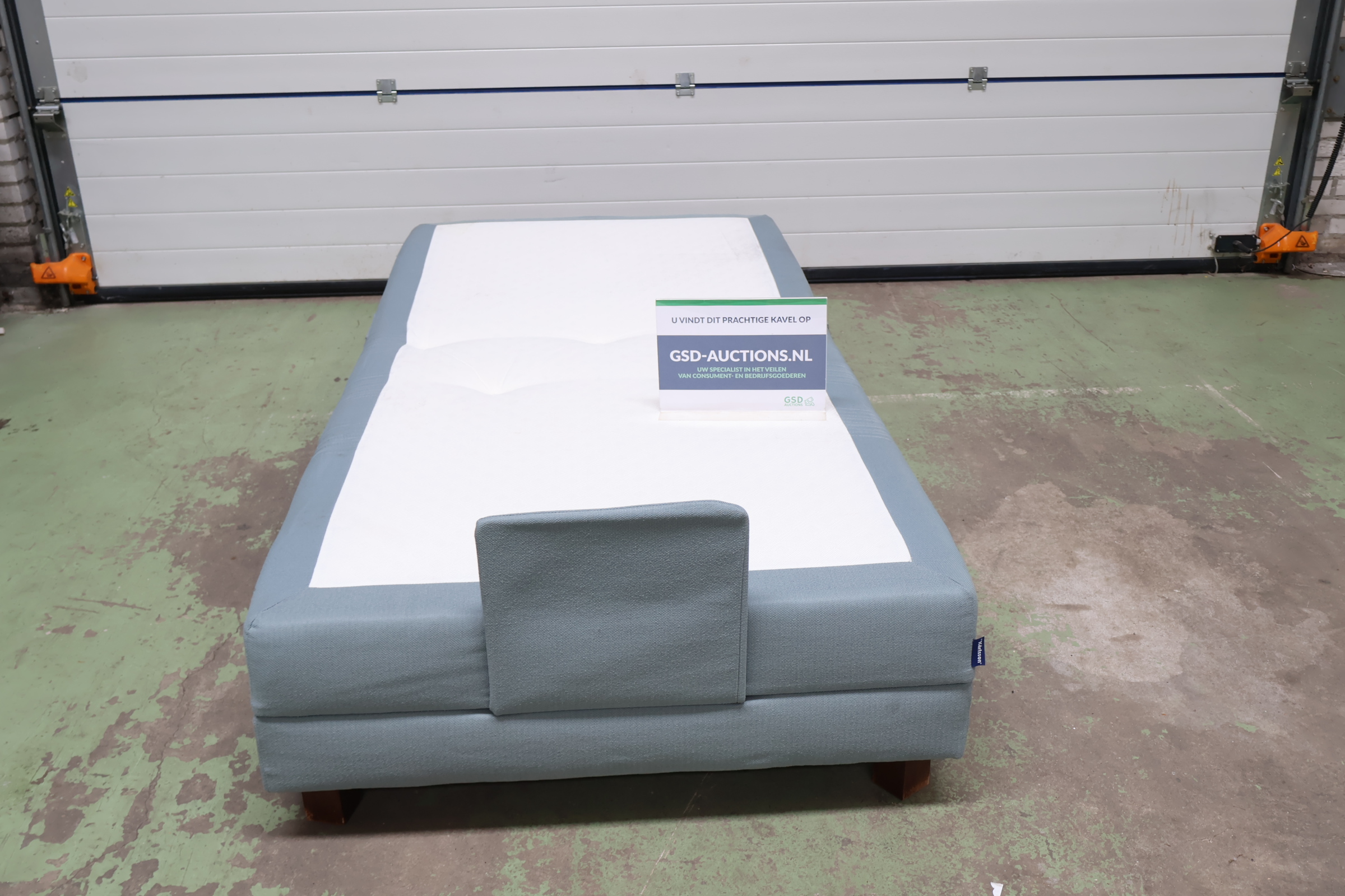 Eenpersoons boxspring bed met lichtblauwe bekleding – foto 2 – kavel bij GSD Auctions, Zoeterwoude
