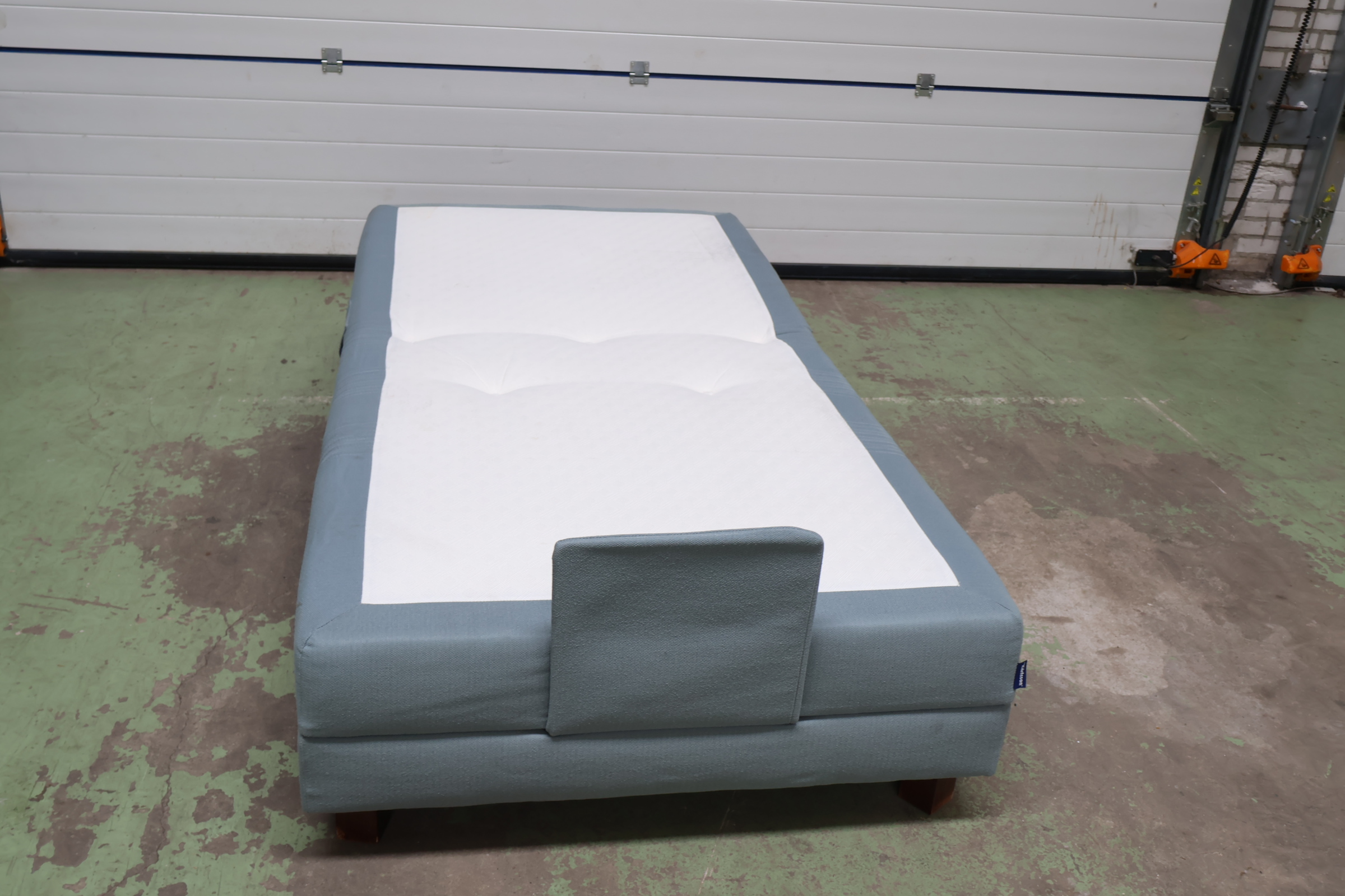 Eenpersoons boxspring bed met lichtblauwe bekleding – foto 3 – kavel bij GSD Auctions, Zoeterwoude