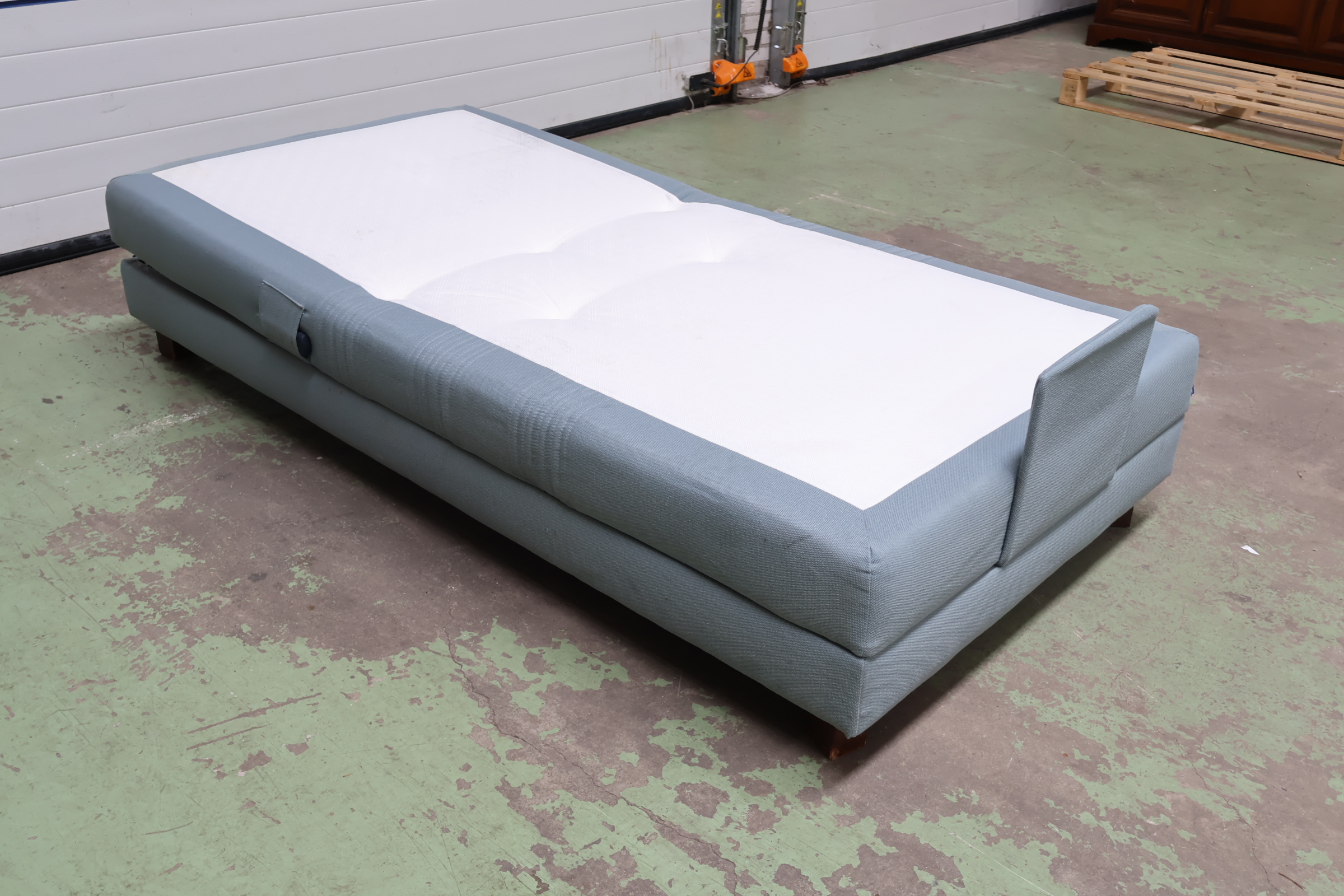 Eenpersoons boxspring bed met lichtblauwe bekleding – foto 4 – kavel bij GSD Auctions, Zoeterwoude