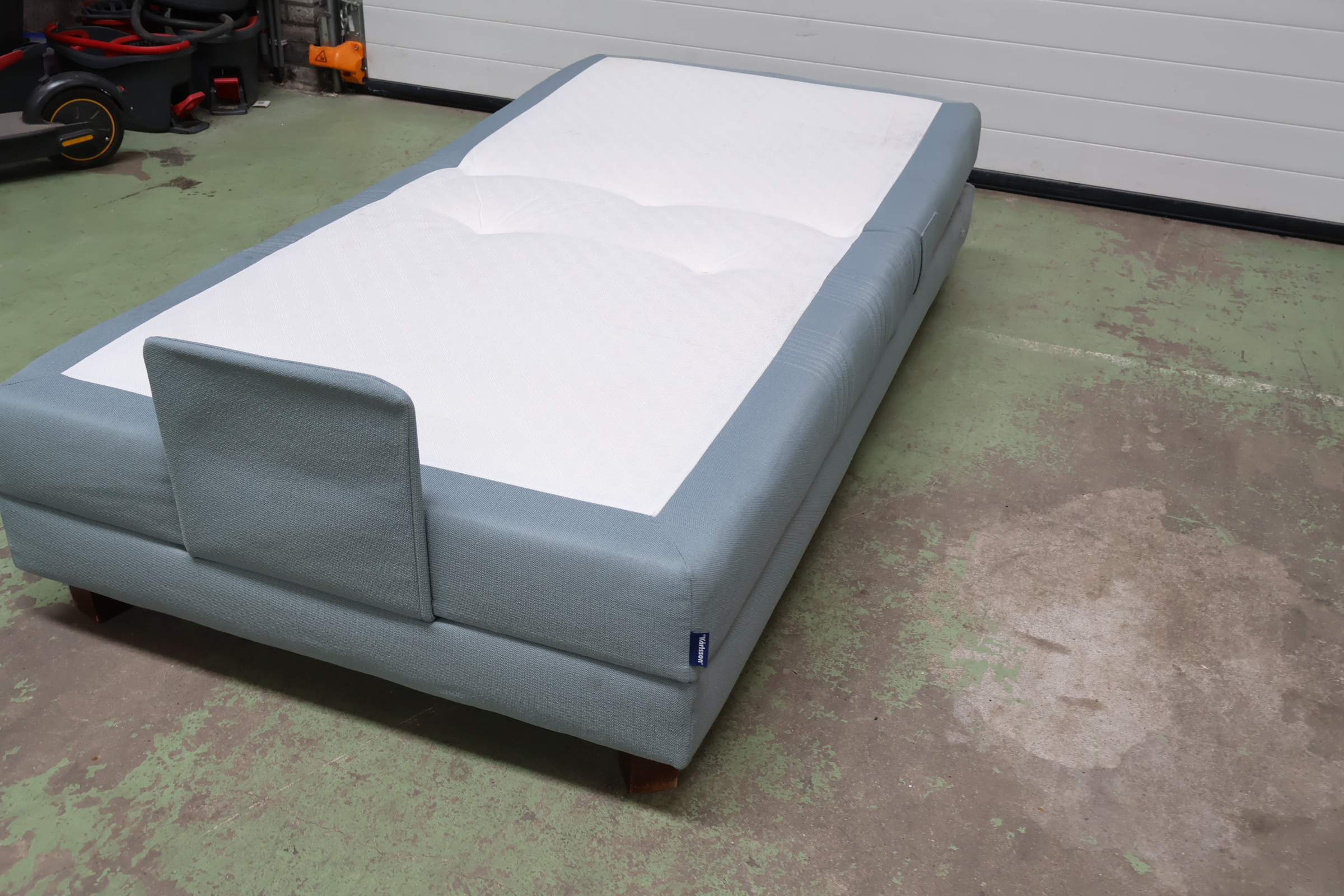 Eenpersoons boxspring bed met lichtblauwe bekleding – foto 5 – kavel bij GSD Auctions, Zoeterwoude
