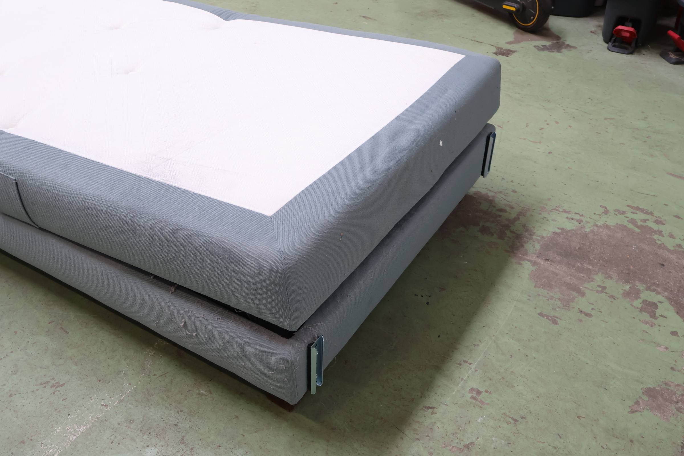 Eenpersoons boxspring bed met lichtblauwe bekleding – foto 7 – kavel bij GSD Auctions, Zoeterwoude
