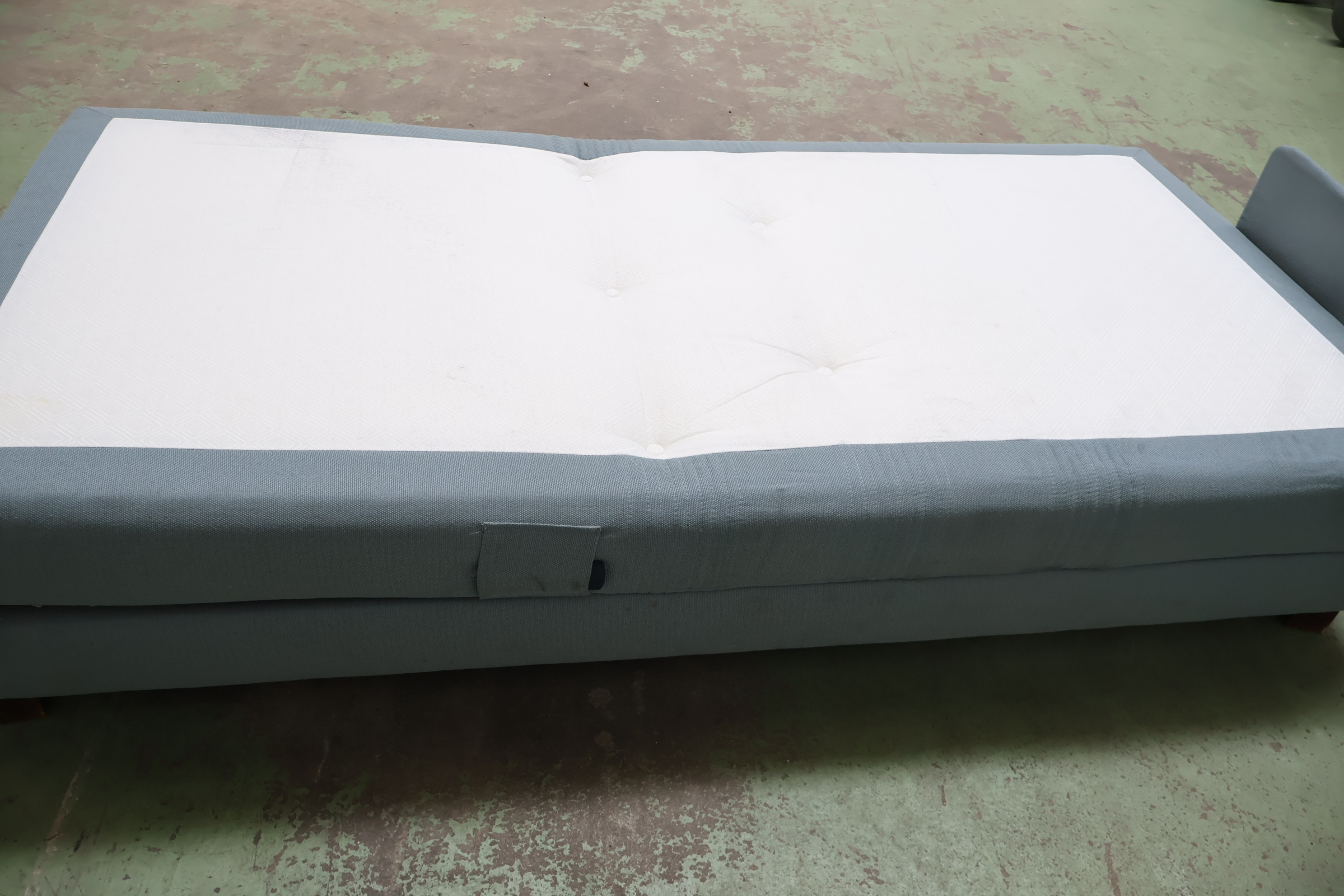 Eenpersoons boxspring bed met lichtblauwe bekleding – foto 8 – kavel bij GSD Auctions, Zoeterwoude