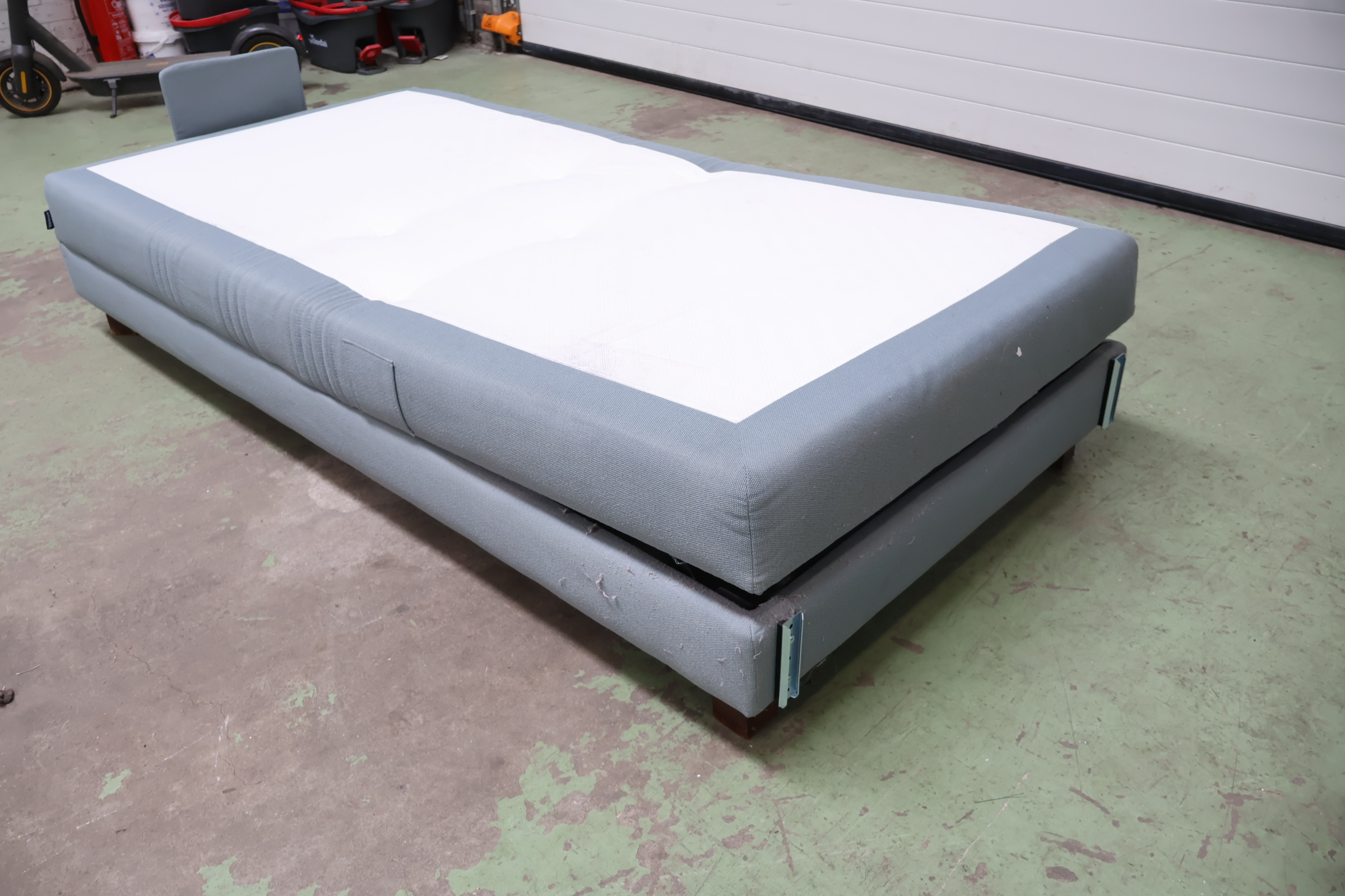Eenpersoons boxspring bed met lichtblauwe bekleding – foto 10 – kavel bij GSD Auctions, Zoeterwoude