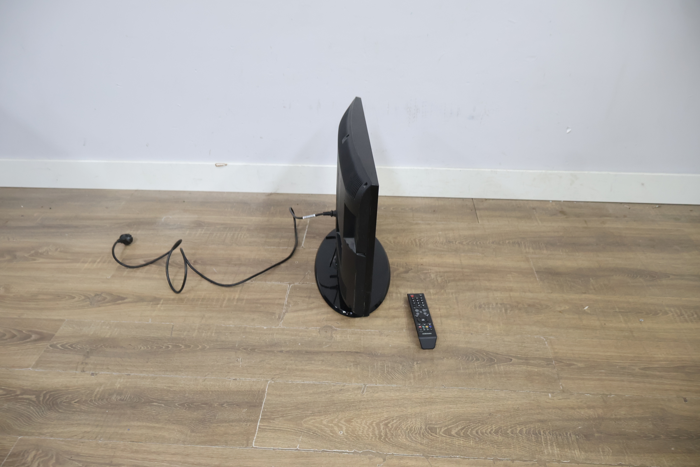 Samsung LCD TV zwart – foto 3 – kavel bij GSD Auctions, Zoeterwoude