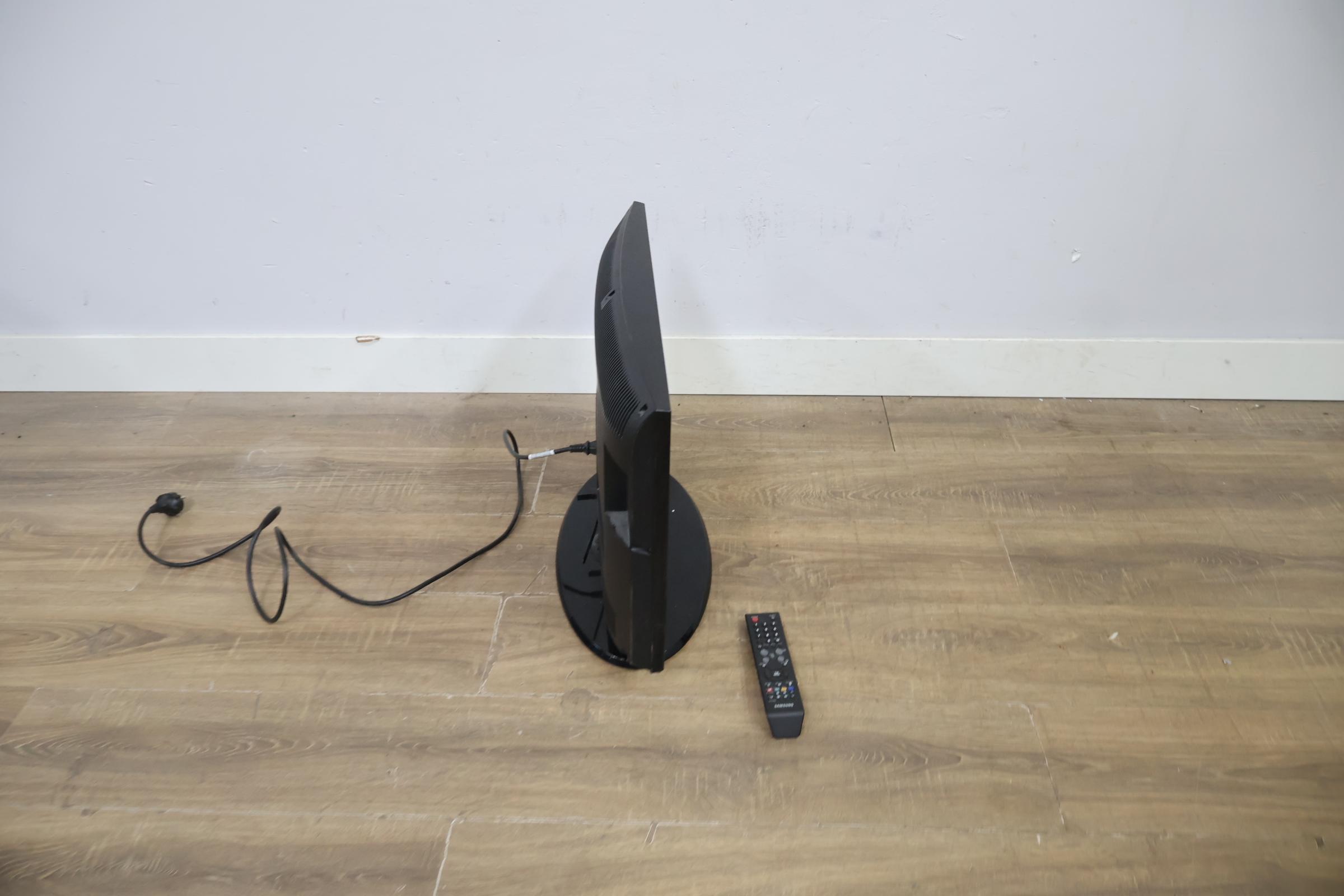 Samsung LCD TV zwart – foto 4 – kavel bij GSD Auctions, Zoeterwoude