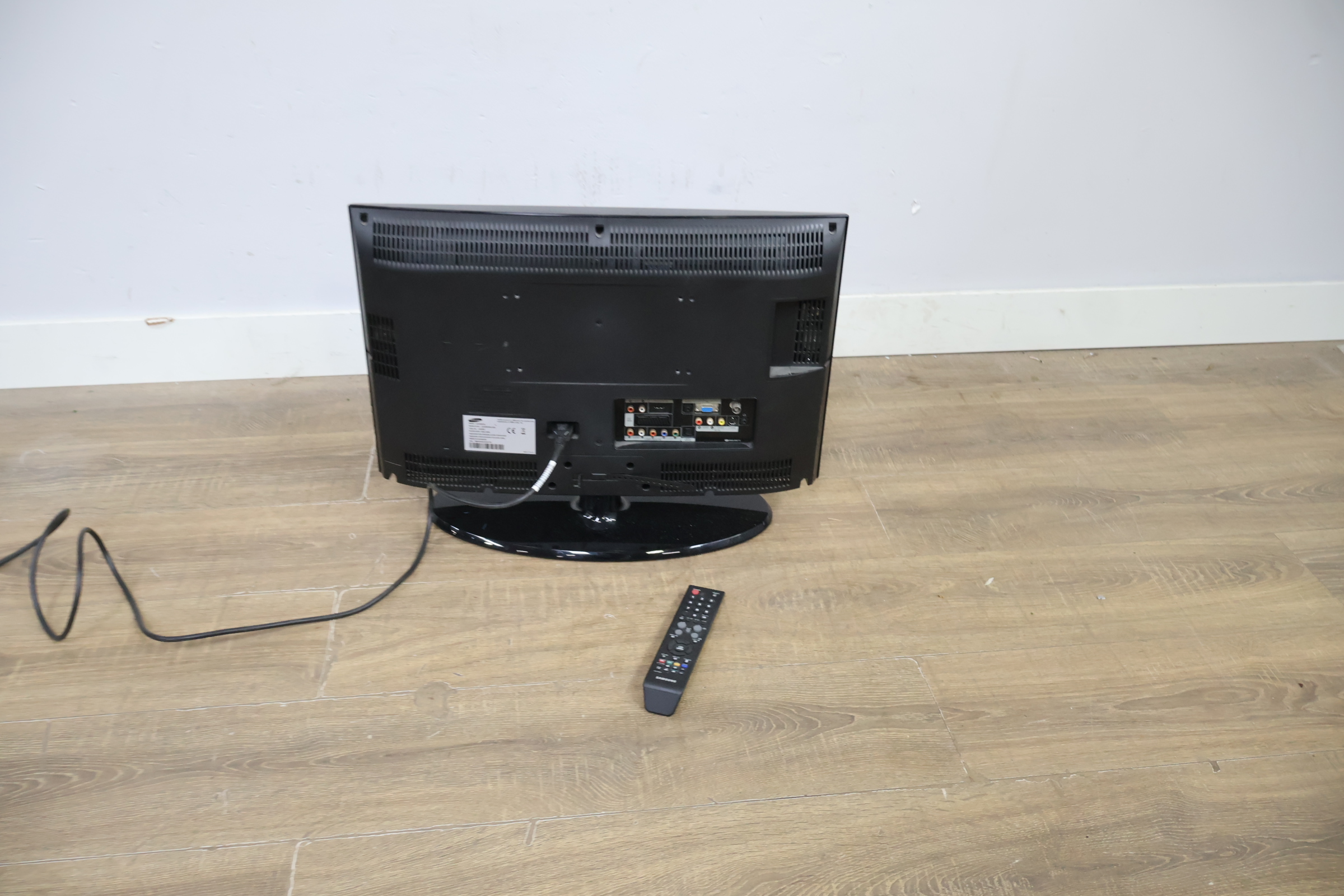 Samsung LCD TV zwart – foto 6 – kavel bij GSD Auctions, Zoeterwoude
