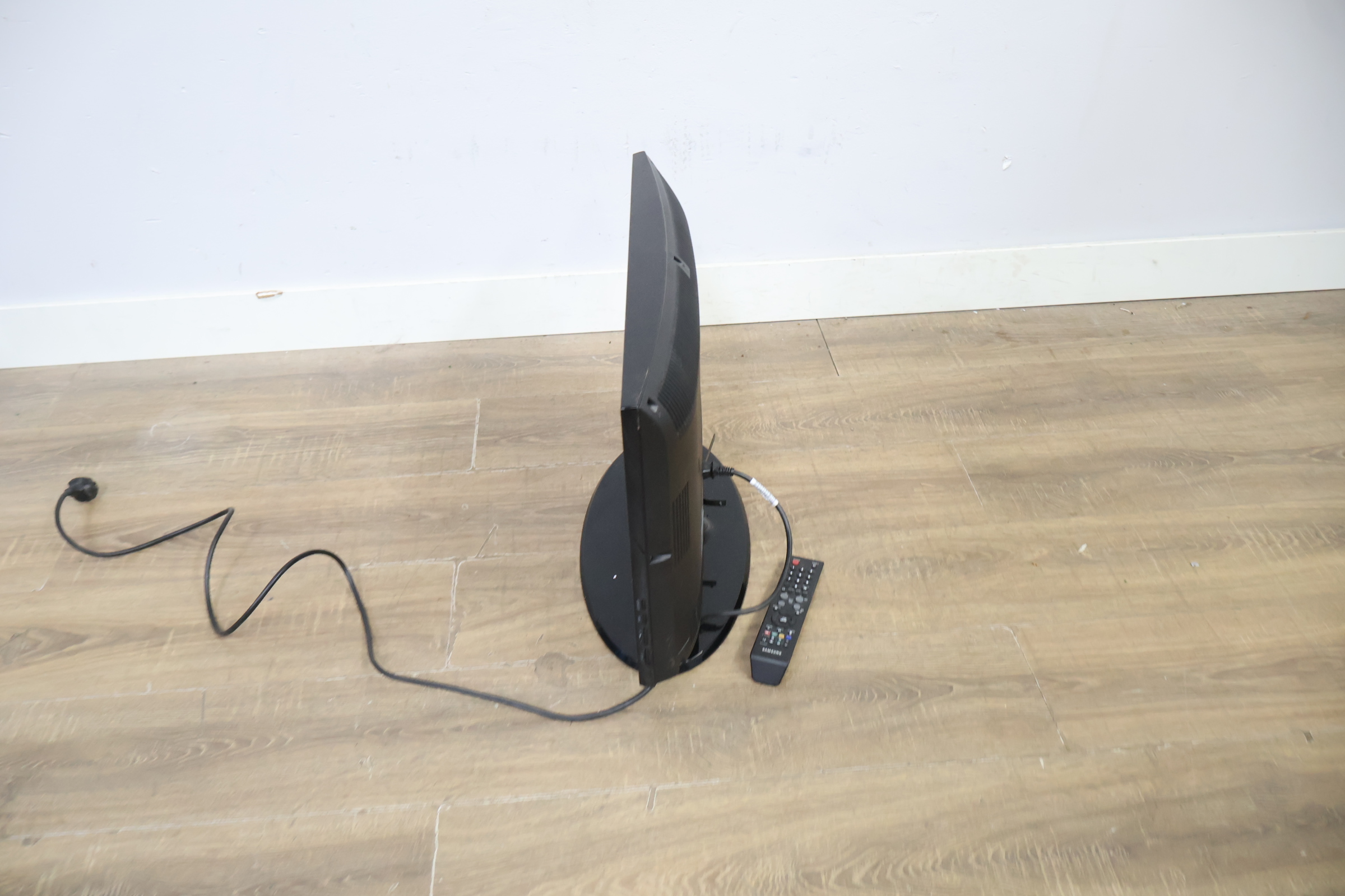 Samsung LCD TV zwart – foto 10 – kavel bij GSD Auctions, Zoeterwoude