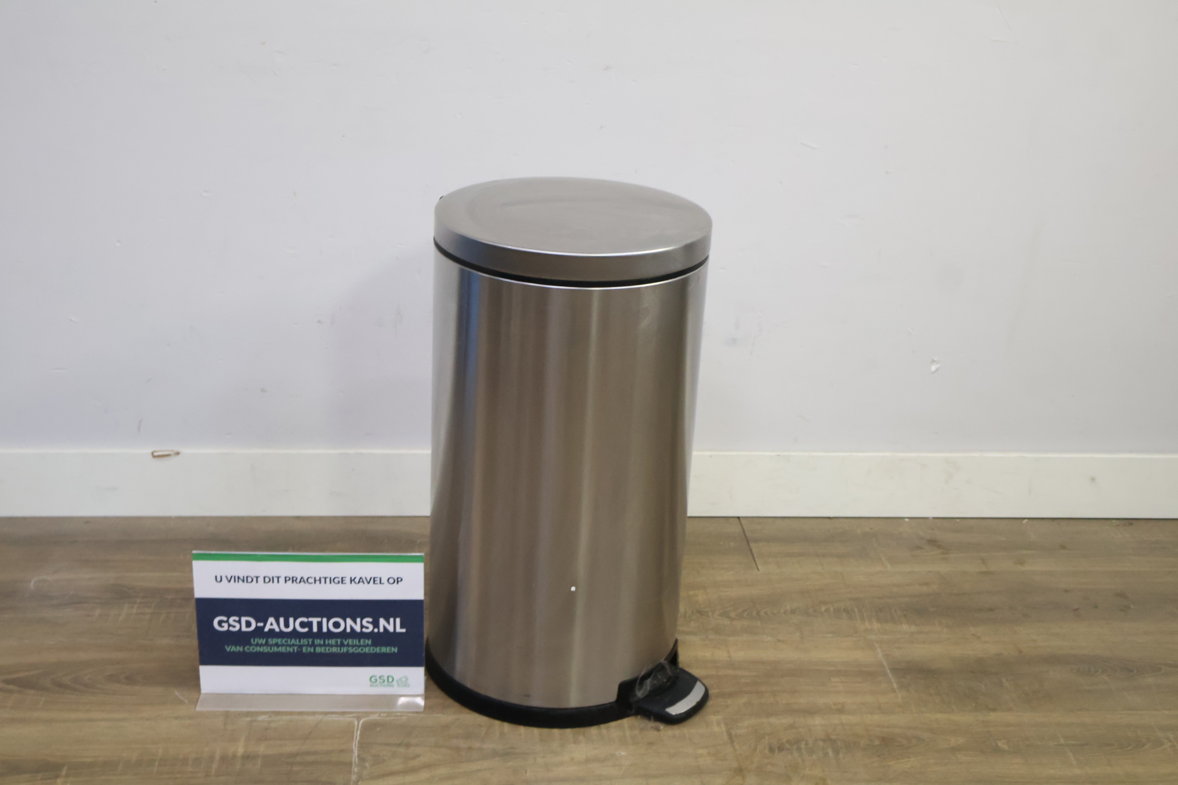 Ronde RVS prullenbak met pedaal – foto 2 – kavel bij GSD Auctions, Zoeterwoude