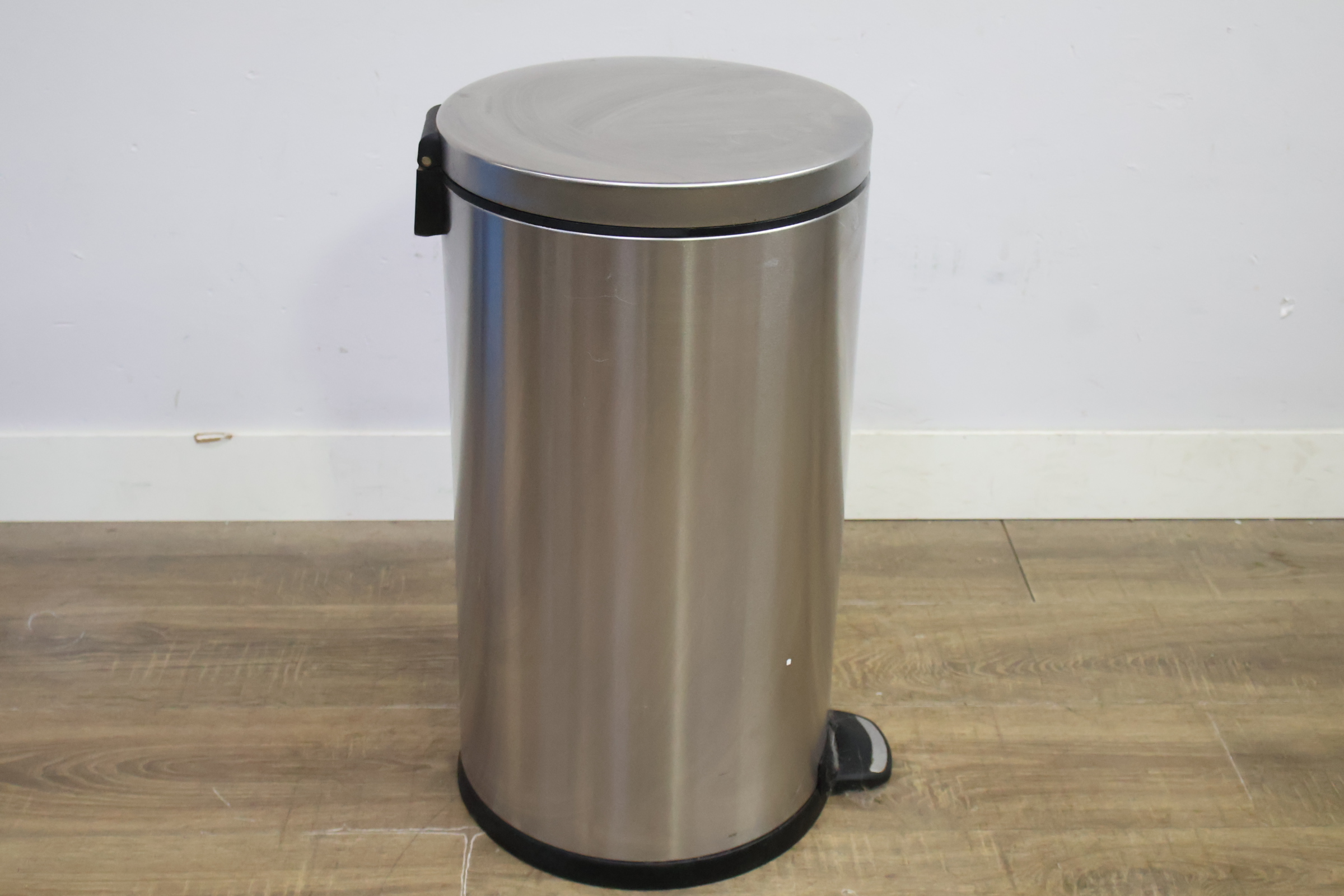 Ronde RVS prullenbak met pedaal – foto 3 – kavel bij GSD Auctions, Zoeterwoude