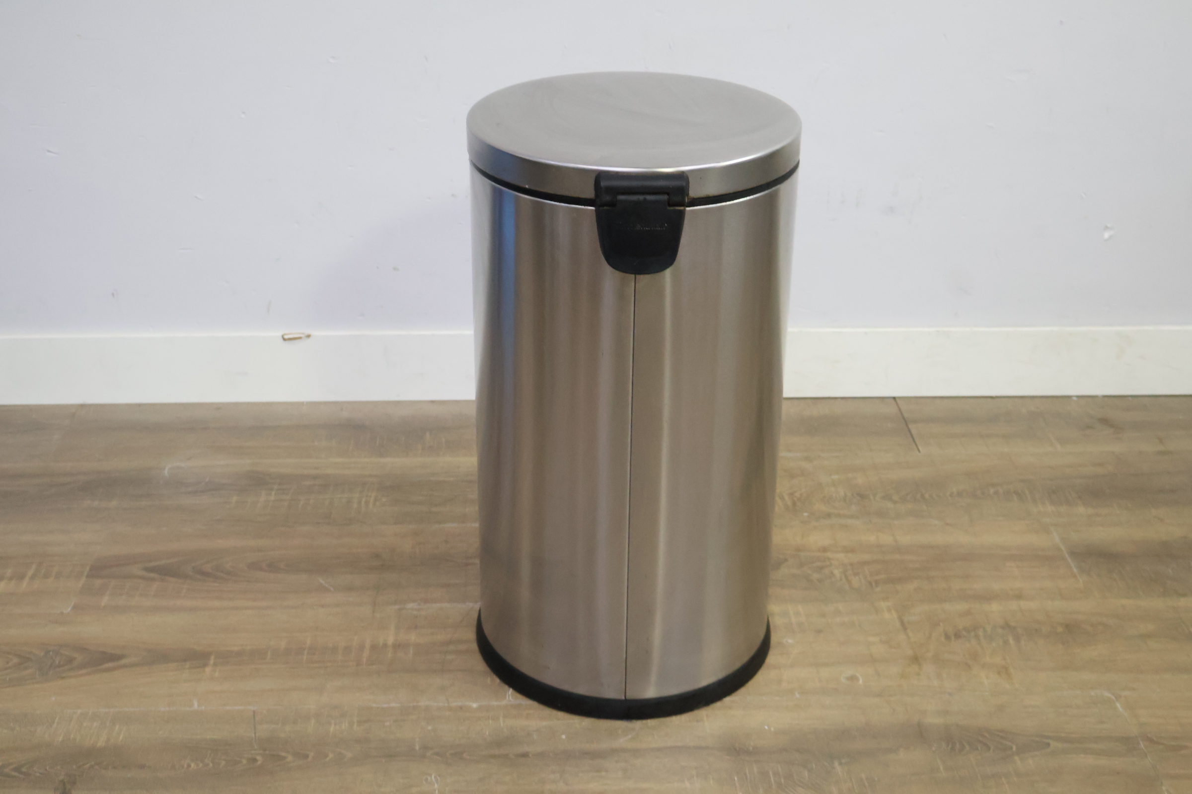 Ronde RVS prullenbak met pedaal – foto 4 – kavel bij GSD Auctions, Zoeterwoude