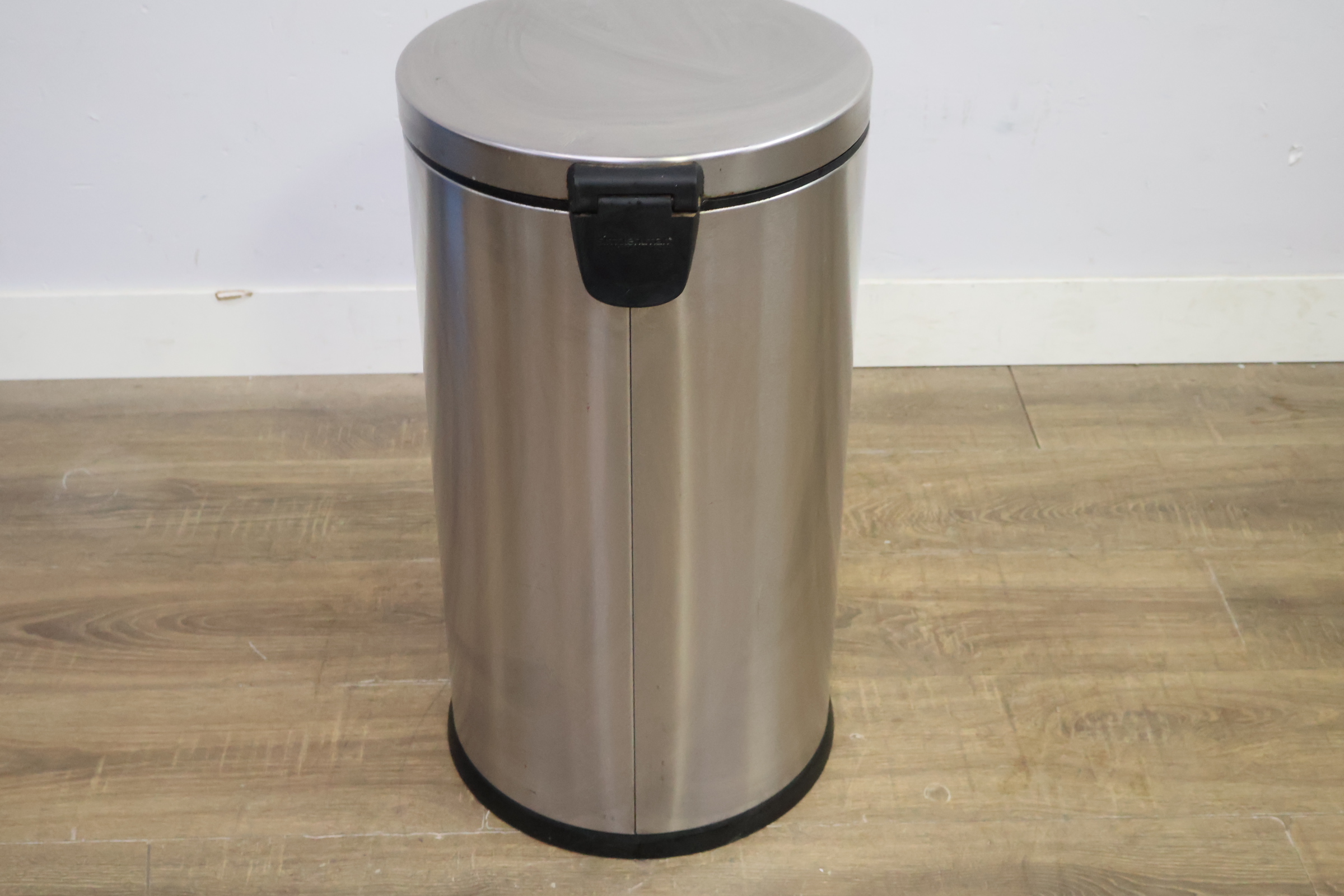 Ronde RVS prullenbak met pedaal – foto 5 – kavel bij GSD Auctions, Zoeterwoude