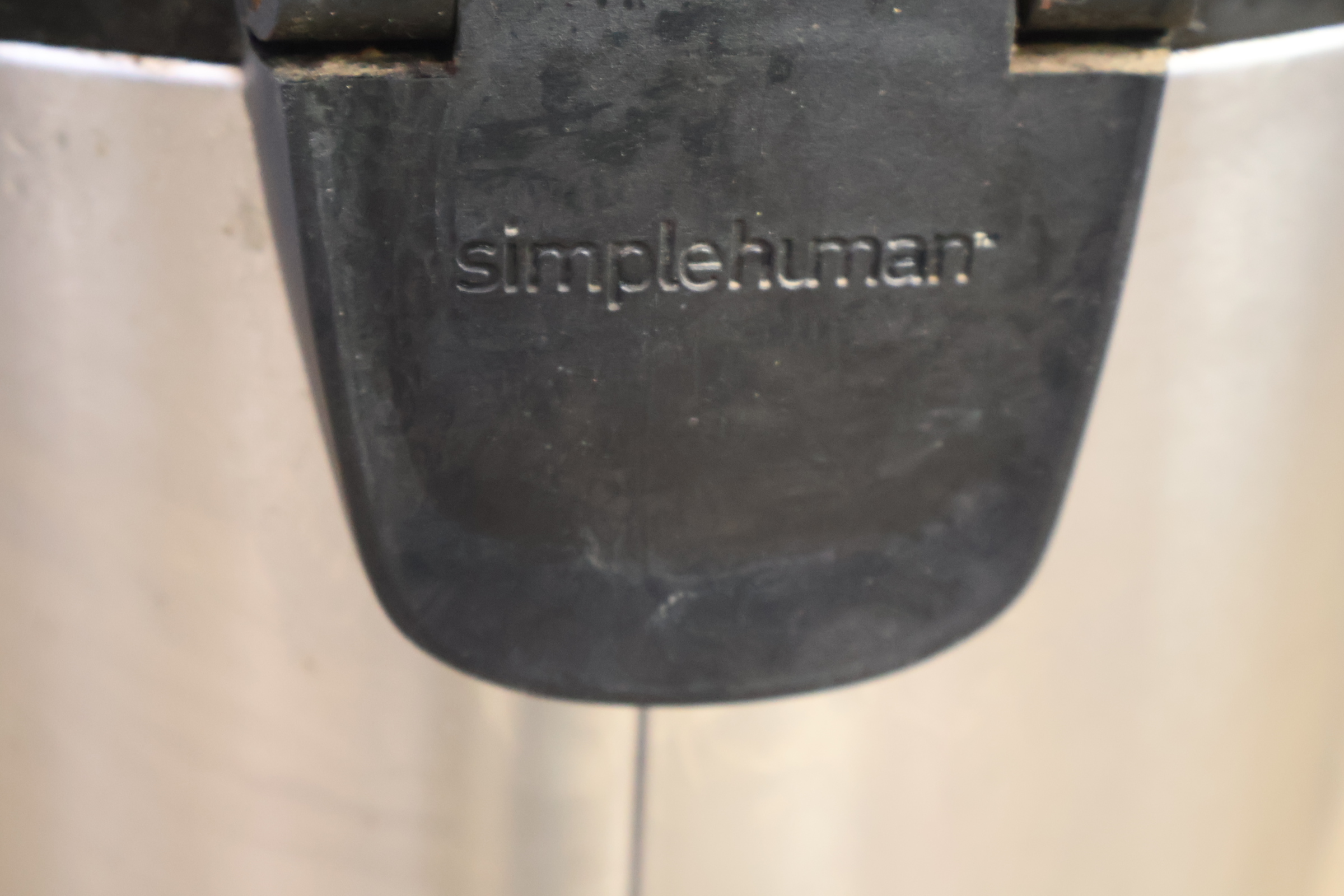 Ronde RVS prullenbak met pedaal – foto 6 – kavel bij GSD Auctions, Zoeterwoude
