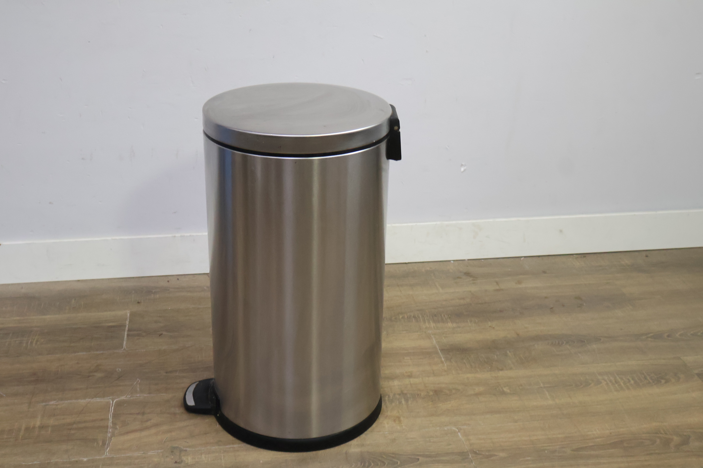 Ronde RVS prullenbak met pedaal – foto 7 – kavel bij GSD Auctions, Zoeterwoude